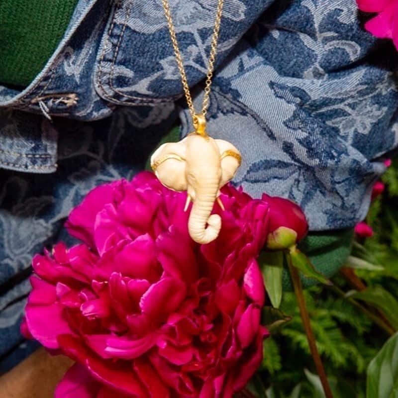 ベックスロックスのインスタグラム：「#Trusttheprocess ✨ ⠀⠀⠀⠀⠀⠀⠀⠀⠀ Our amazing team carving tagua nut into elephants in North Bali. (Swipe for video)  Tagua nut is a sustainable solution to ivory, with the same feel, colour and lustre which can be carved into small intricate designs.  ⠀⠀⠀⠀⠀⠀⠀⠀⠀ ⠀⠀⠀⠀⠀⠀⠀⠀⠀ To order our GAJAH pendant or to have a bespoke Tagua nut jewel made  DM us or Contact us (link in biog)  ⠀⠀⠀⠀⠀⠀⠀⠀⠀ For the full collection head to our gallery @rebeccamannersbespoke ⠀⠀⠀⠀⠀⠀⠀⠀⠀  Photo by @marcowalker  Vídeo by @terrencepoakley   #sustainableluxury #jewelswithsoul #masterofcraft #madeinindonesia #craftsmanship」
