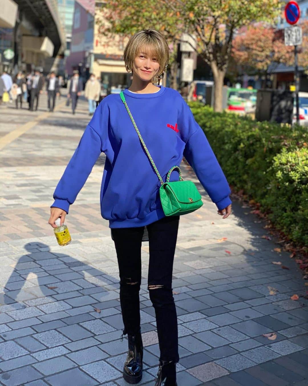 &mのインスタグラム：「最近派手め？そんな気分🥳💛💙💚」
