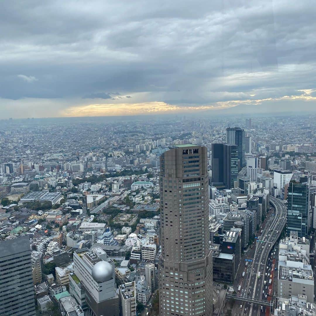 野中美希さんのインスタグラム写真 - (野中美希Instagram)「ちぃちゃんと一緒に#SHIBUYASKY へ☁️ 素敵な景色でした！ . I went to SHIBUYA SKY with Chii Chan☁️ It was a nice view:) . #ちぃちゃん#森戸知沙希 ちゃん#helloproject#morningmusume#野中美希#ちぇる#☁️#2枚目#目瞑ってしまった#🧐」11月5日 21時47分 - miki_nonaka.official