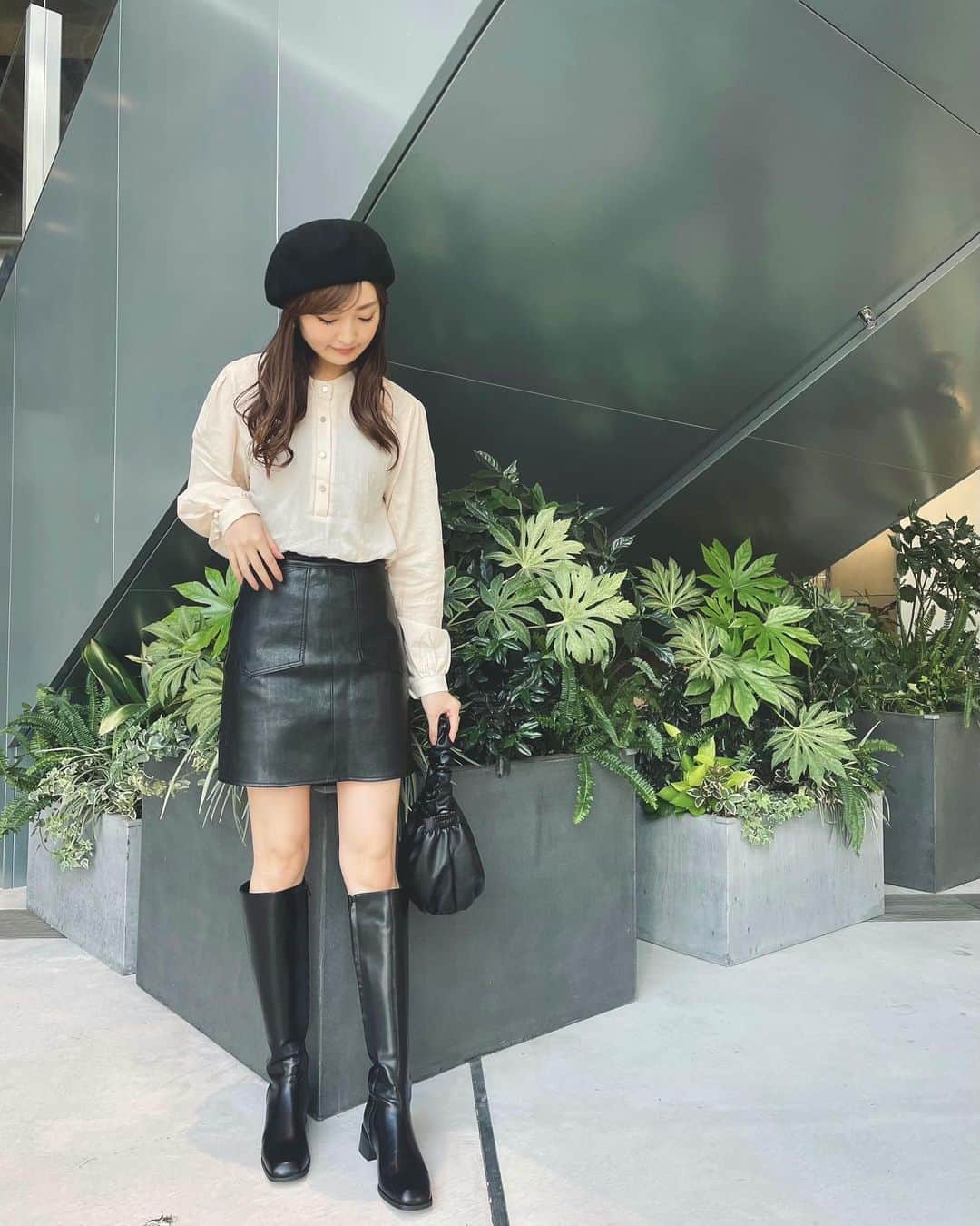 西村笑花さんのインスタグラム写真 - (西村笑花Instagram)「❤︎ ・ ・ 今日は久しぶりすぎるミニスカートでお出かけ😳❤︎❤︎ ミニスカートなんて久しぶりすぎてそわっそわしちゃった🤣！ 次からはタイツを穿きたいっ🤣✨ でもやっぱりオシャレしてお出かけするの わくわくしたよ〜🥰🍒❤︎ ・ tops、skirt 、boots、bag‥ @nugu__official 👢 #nugu #boots #bootseason #autumn #autumnfashion #coodinate #fashionstyle #fashion #leatherskirt」11月5日 21時47分 - emika_nishimura