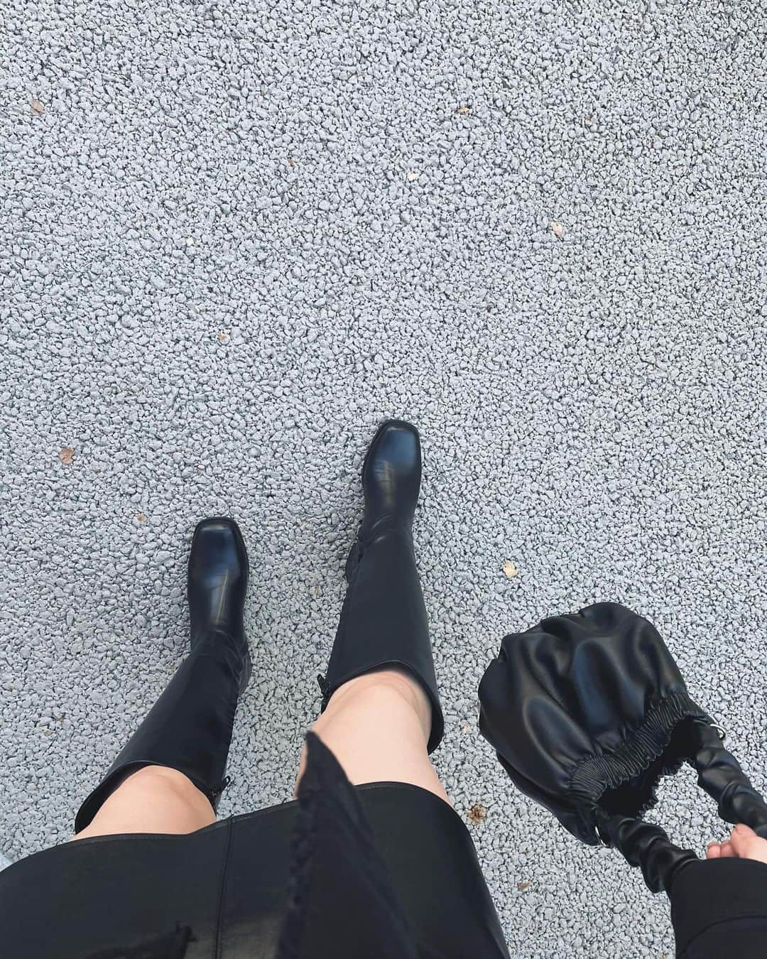 西村笑花さんのインスタグラム写真 - (西村笑花Instagram)「❤︎ ・ ・ 今日は久しぶりすぎるミニスカートでお出かけ😳❤︎❤︎ ミニスカートなんて久しぶりすぎてそわっそわしちゃった🤣！ 次からはタイツを穿きたいっ🤣✨ でもやっぱりオシャレしてお出かけするの わくわくしたよ〜🥰🍒❤︎ ・ tops、skirt 、boots、bag‥ @nugu__official 👢 #nugu #boots #bootseason #autumn #autumnfashion #coodinate #fashionstyle #fashion #leatherskirt」11月5日 21時47分 - emika_nishimura
