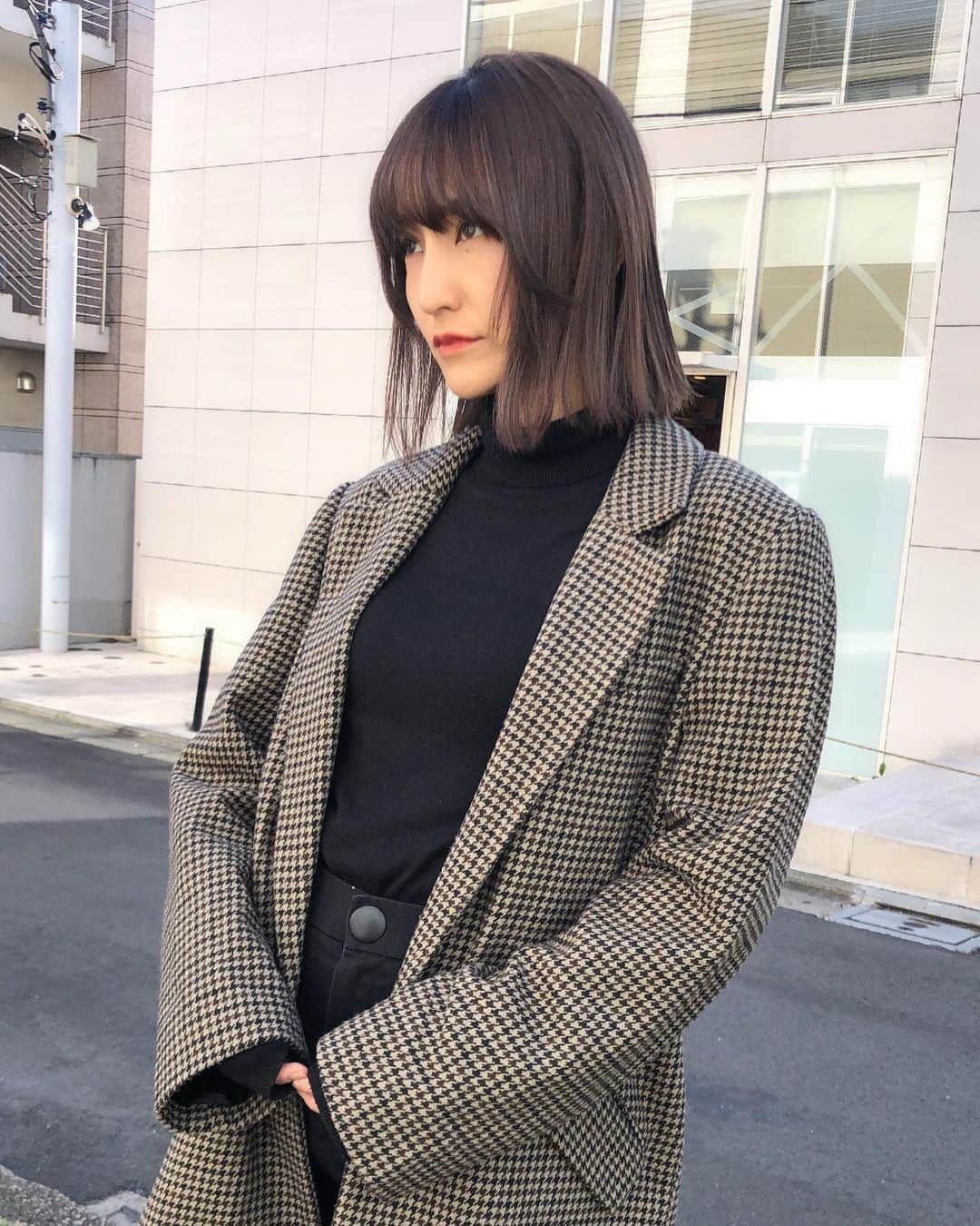 のインスタグラム：「🌫 effortless bob 🌫 顔回りにポイントをおいた、 シンプルだけど、トレンド感のあるボブに！  #effortlesscut#balayage#highlight#shadowroot#ombre #オンブレ#オンブレカラー#ハイライト#バレイライト#バレイヤージュ#海外ヘアー#リアル海外ヘアー#ラフカット#エフォートレスカット#ラフで適当がカッコいい#ラフで色気のあるヘアー#キャメルブラウン#SHIMA#色気#セクシー#sexy#ラフ#クール#髪型ではなく色気を買う時代」