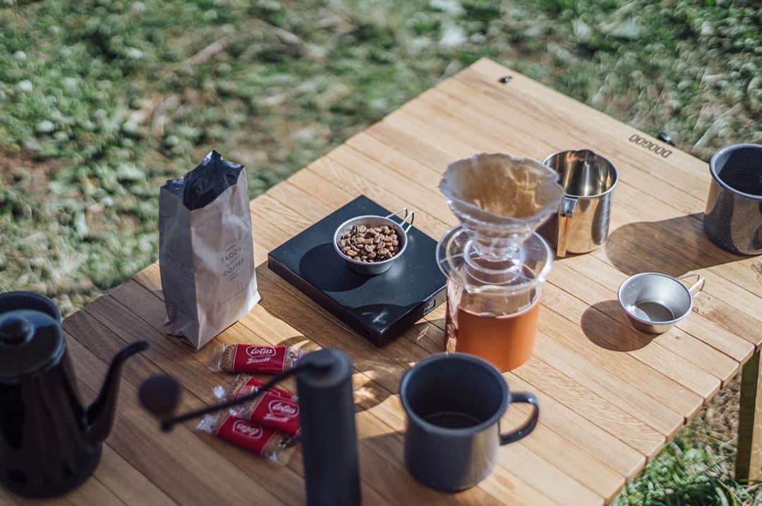 Nanaさんのインスタグラム写真 - (NanaInstagram)「富士山眺めながら珈琲☕️ 外でもネルで淹れたい私。  珈琲豆はいくつか持って行ったのだけど、これはTAOCAさんのエチオピアイルガチェフェウォルカ。washedのworkaのフレーバー(tea like, floral, citrus,peach辺り)が好きすぎて見つけるとつい買ってしまうというのを繰り返している笑  しゅもんさんに借りたSNOWPEAKの限定ミニシェラカップが結構良かった！調味料混ぜたり味見にも使えそうなサイズ。自分でも欲しくなったけど手遅れ笑」11月5日 21時49分 - necozalenky_life