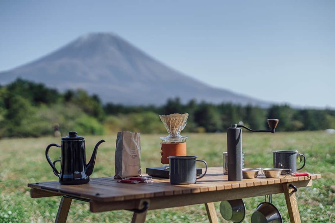Nanaのインスタグラム：「富士山眺めながら珈琲☕️ 外でもネルで淹れたい私。  珈琲豆はいくつか持って行ったのだけど、これはTAOCAさんのエチオピアイルガチェフェウォルカ。washedのworkaのフレーバー(tea like, floral, citrus,peach辺り)が好きすぎて見つけるとつい買ってしまうというのを繰り返している笑  しゅもんさんに借りたSNOWPEAKの限定ミニシェラカップが結構良かった！調味料混ぜたり味見にも使えそうなサイズ。自分でも欲しくなったけど手遅れ笑」