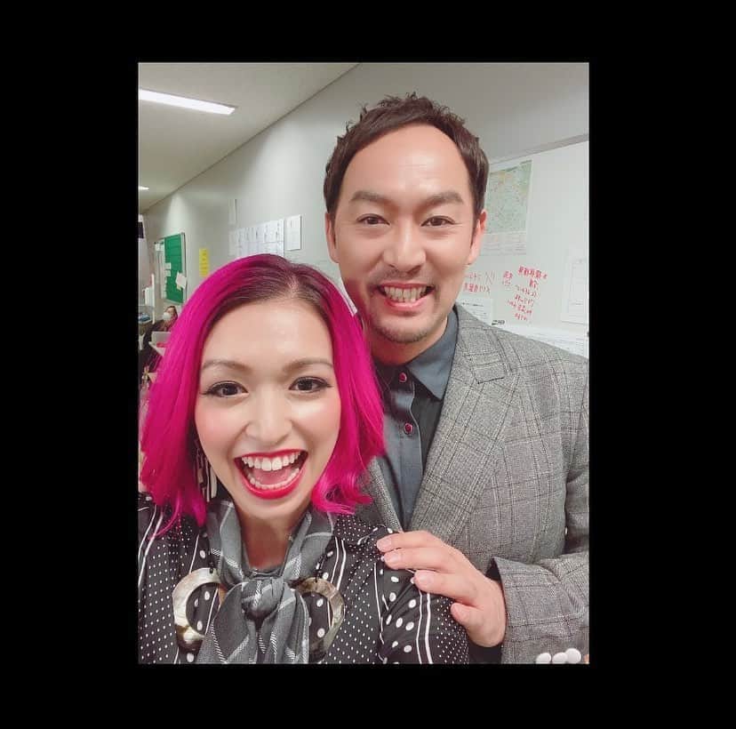 ダンドイ舞莉花のインスタグラム：「#35MM 福井さんメモリーズ😌  ホイッスルダウンザウィンドぶりの共演になった福井さん。  稽古場でお会いした時、ハグしてくれてね😢  今回福井さんと一緒に色んな曲を歌わせていただいて、本当に本当に嬉しかったです。  アカペラのMama Let Me Inは何回も曲中、目を合わせながら歌って、福井さんの安定感にいつも助けられていました。  Good Ladyの時のかっこよさよ！！！！最高すぎます。  個人的に、Hemming & Hawing で「人前でチュッ」って歌い始める福井さんがかわいらしくてすごく好きなんです😍  泣き虫な私を見守ってくれて、言葉で勇気付けてくれるいつも優しい福井さん。  実はジャージー・ボーイズのコンサートで2年前に共演したのが初めてで、今回3度目の共演となりした。今回が一番お話もできて、嬉しかった〜😉  またご一緒できますように🙏  #35mmamusicalexhibition #福井晶一 #musical #theatre #tokyo #japan」