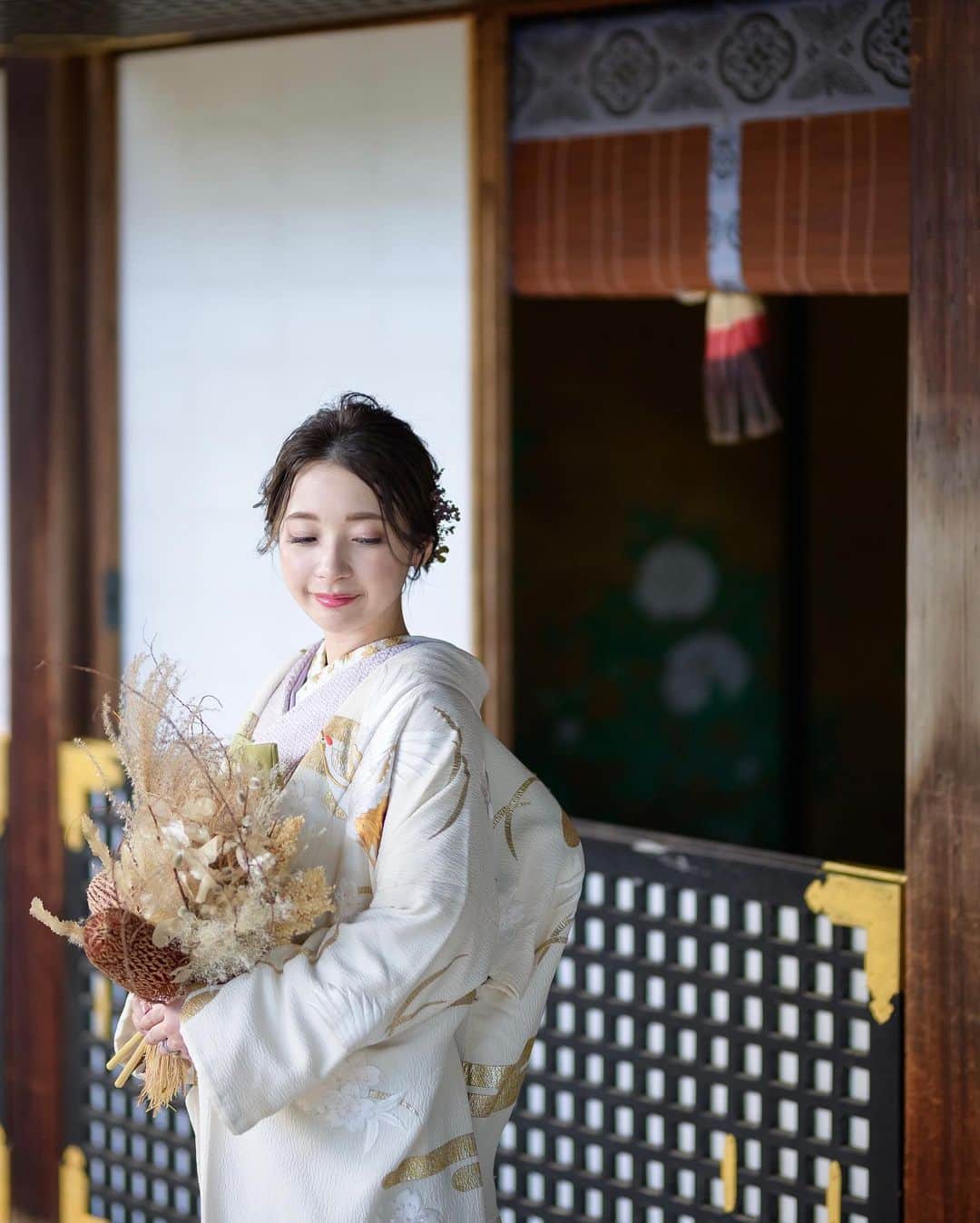 the_dress_roomさんのインスタグラム写真 - (the_dress_roomInstagram)「【京都撮り】人気のラベンダーカラーのお着物を着て、京都の名所で撮影を𓆸  ラベンダーカラーの総絞りのお着物に 抹茶色のお小物、カラフルなお花柄の帯で 鮮やかなコーディネートを𓇬  京都の伝統の地にて、お気に入りの色遊びを ぜひお楽しみください❁  THE DRESS ROOMがお送りする "京都撮り"では たくさんのお着物、お小物、お草履、ブーケの中から 花嫁さまお1人お1人に合った色遊びを ご提案して参ります𓆸  心ときめく瞬間を ぜひご体感ください❁  𓇬𓇬 " #京都撮り" 5月日程までご予約受付中𓆸  プランの詳細は HP【PHOTO PLAN】をご覧ください❁  お着物やコースなどのご質問・ご相談は HP【お問合せ】フォームまで、お気軽にどうぞ𓆸  𓇬𓇬 . . . #白無垢 #前撮り #後撮り #京都撮り #KYOTO撮り  #thedressroom #ザドレスルーム  #tokyofantastic #tidaflower #ナチュラルウェディング #フォトウェディング #和装前撮り #白無垢前撮り #京都前撮り #プレ花嫁」11月5日 21時51分 - the_dress_room