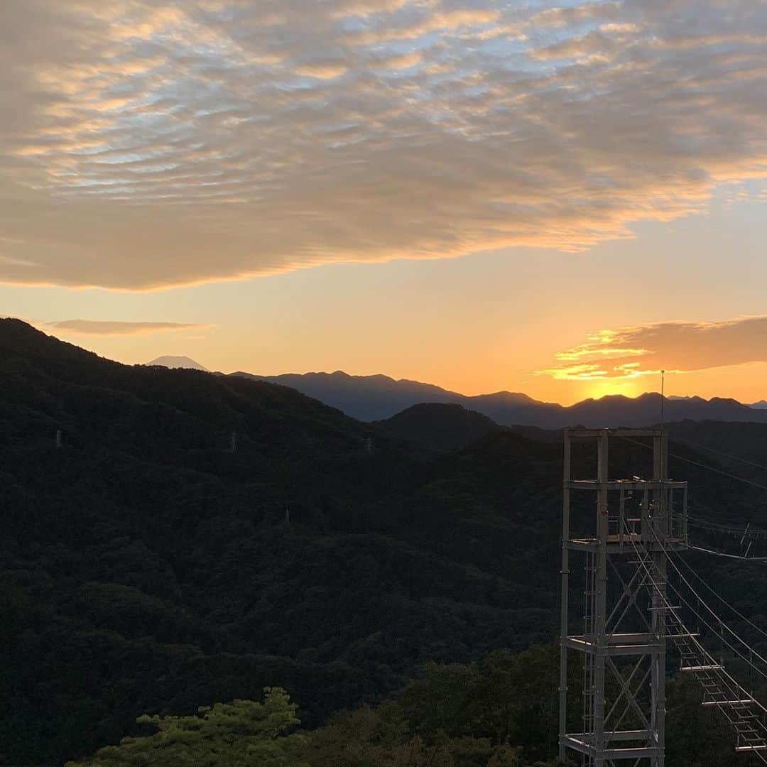 砂川信哉のインスタグラム：「先日の東大王ロケで見た夕陽綺麗だったな〜 左右にスワイプしてみてください (@realmadridの投稿見てこれやってみたかった)  ※投稿し直しました、いいねやコメントくれた皆さんごめんなさい！」