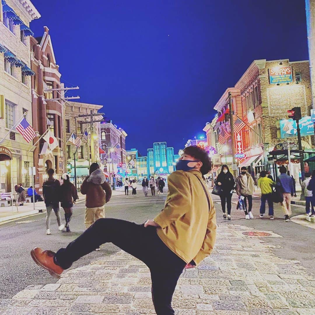 のインスタグラム：「久しぶりに大阪に帰って弾丸で撮影して遊び散らして家族とご飯いってで今回も最高のひなたツアーでした。  そしてやっぱりママちゃんの面白さと愛くるしさには勝てないなと改めて。 とにかく今は毎日9時から世界と戦ってる(ゲームで)から忙しいらしいけど、YouTube始めてしまわれたもんならばすぐさま100万回再生いくんやろな。 これからもずっと忙しくあれ  #今日も愉快すぎてお花畑 #ママちゃんしか蚊たん」
