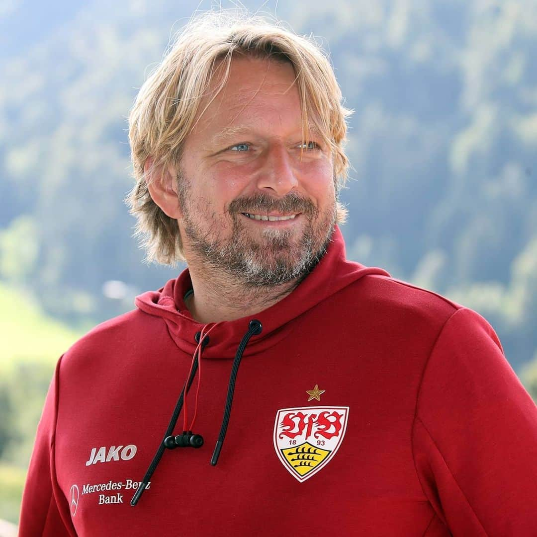 VfBシュトゥットガルトさんのインスタグラム写真 - (VfBシュトゥットガルトInstagram)「Happy Birthday, Sven #Mislintat!   Wir wünschen unserem Sportdirektor alles Gute zum 4️⃣8️⃣. Geburtstag!  -- #VfB #vfbstuttgart #vfbstuttgart1893 #svenmislintat #herzlichenglückwunsch #birthday #furchtlosundtreu #auscannstatt #VfBInsta」11月5日 21時55分 - vfb