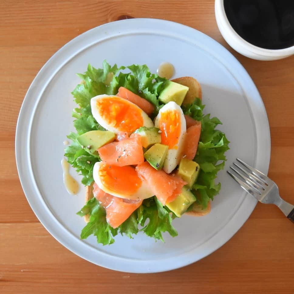 山崎佳のインスタグラム：「Today’s breakfast. ゆで卵、スモークサーモン、アボカド。モリモリすぎた。」