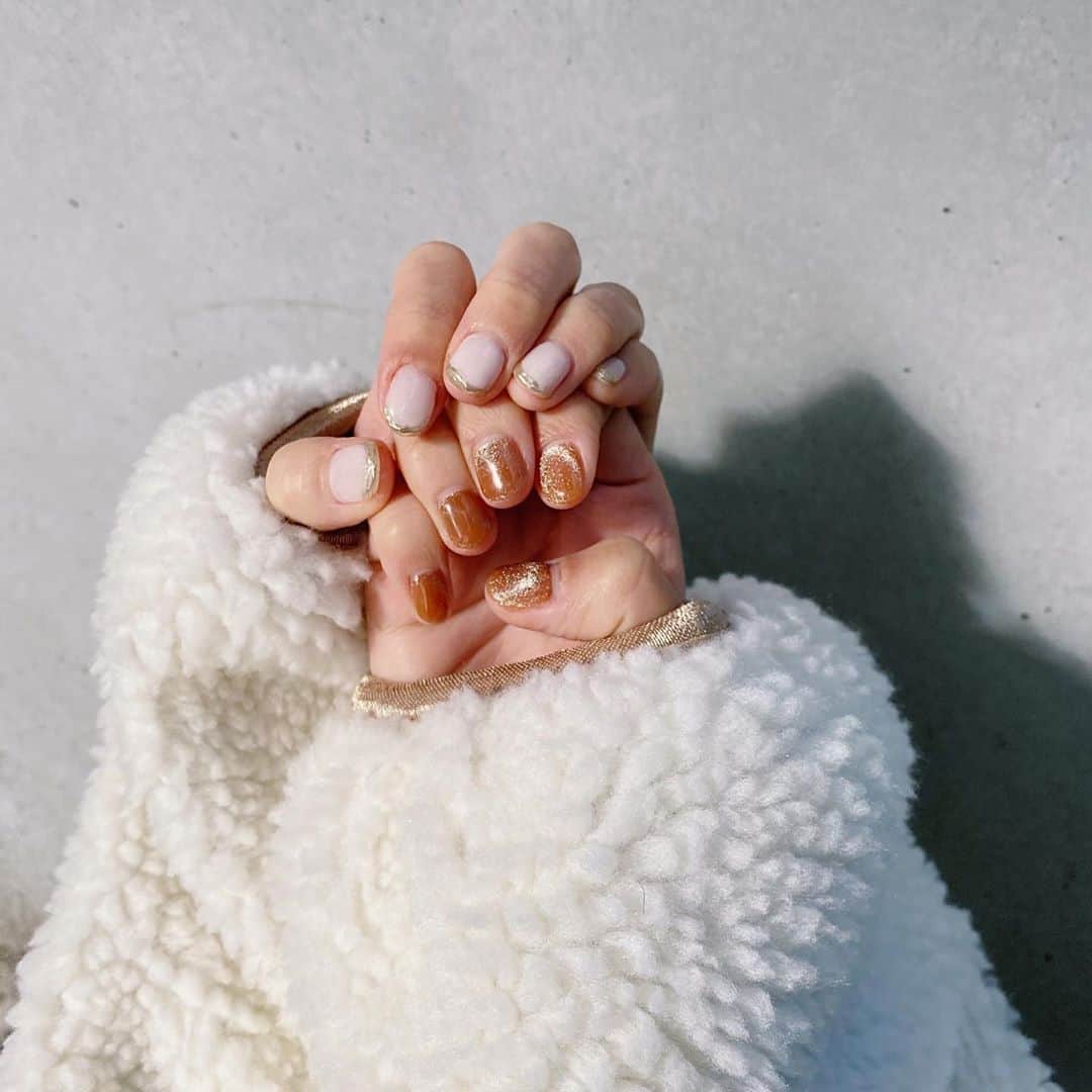 大野真昂のインスタグラム：「☺︎  🥚new nails🥚  テラコッタとホワイトしたくて、 マグネットとゴールドも入れたいて言ったら いい感じにしてくれた〜🥺🍂  テラコッタのマグネットネイル かわいすぎる🧡🤎  いつもありがとうございます🌷 @mint___misaki   手かさかさ。笑 保湿してるのにな〜  #nails #ネイル #ジェルネイル #ネイルデザイン #秋ネイル #冬ネイル #ニュアンスネイル #シンプルネイル #ホワイトネイル #テラコッタネイル #マグネットネイル #ゴールドネイル」