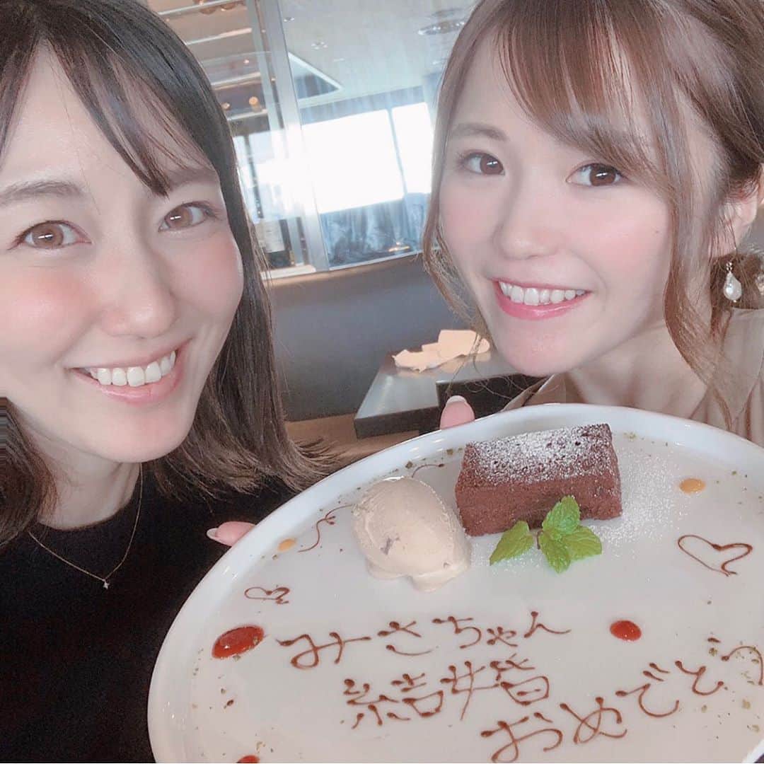 愛内みさのインスタグラム：「❁ 嬉しすぎるお祝いをしてもらいました☺️🧡 素敵なランチも予約してくれていてきゅん。 ・ ひかるさんネイルに通ってた時は、毎月会えるのが楽しみでなんでも話せて、いつも涙でるくらい笑って。 ネイルもネイルサロンに行くこともどんどん大好きになってった＾＾ ・ 久しぶりに会っても、変わらず話止まらなくて、面白くて優しくてお姉ちゃんみたいな存在です☺️ ・ ほんとたのしかった♡* 私も理想の自分に近づけるようにがんばろう🌈 ・ #嬉しいサプライズ #女子会ランチ #横浜」