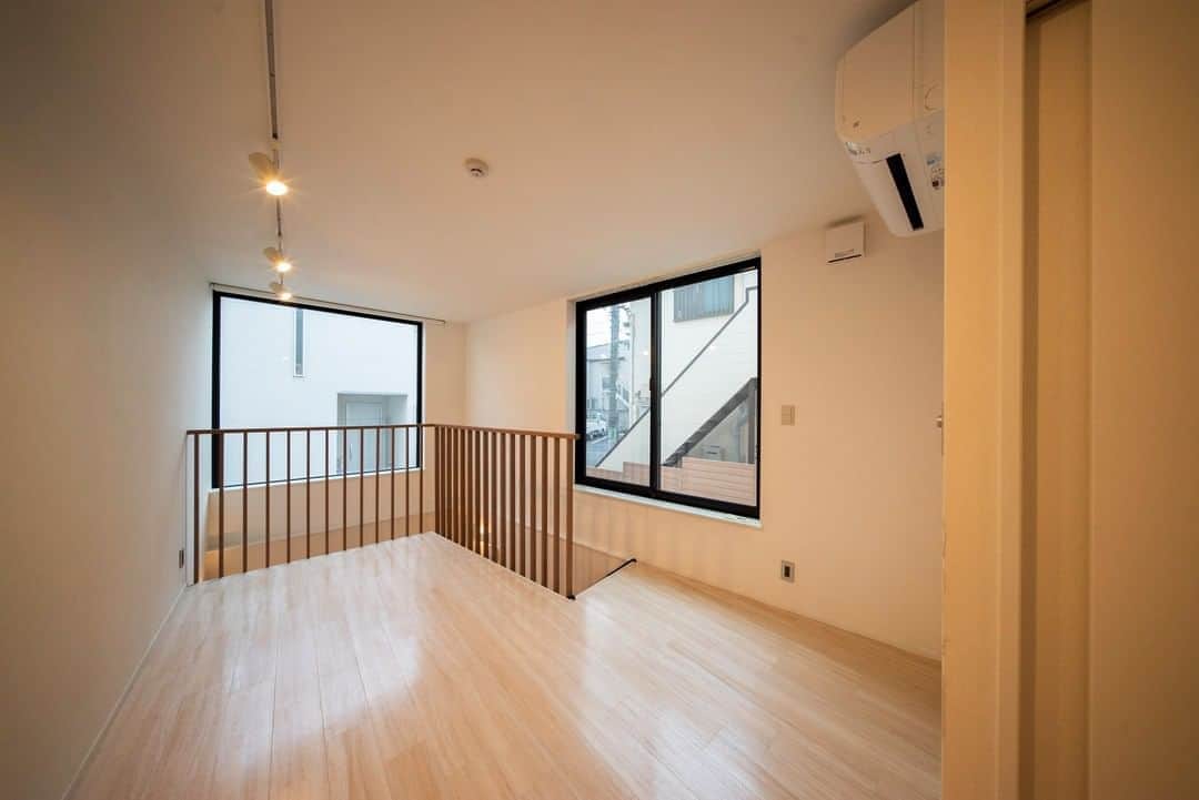 せたがやクラソンのインスタグラム：「『憧れのデザイナーズ 203』﻿ ﻿ ・東急田園都市線三軒茶屋駅 徒歩6分 ・17.5万円・42.20㎡・1LDK ___________________________________________________________________﻿  三軒茶屋駅から池尻大橋方面に徒歩6分。 事務所使用、SOHO使用可のお部屋です。  2019年築でまだまだ新しく綺麗な物件。 事務所やプライベートレッスンのジムなどにも良さそうです。  こちらのお部屋は1階から地下1階部分にかけてあり、 明るい1階部分、落ち着いた地下の部分といった感じで違った印象を受けます。  三軒茶屋の立地を活かした、ハイセンスな隠れオフィス。 クリエイティブにもアクティブにもぜひ。  ▼この物件の詳細、﻿ そのほかのお部屋はプロフィールのリンクから﻿ @setagayakurasson﻿ ___________________________________________________________________﻿ ﻿ 「オンラインでお部屋探し」スタートしました！ ご相談お待ちしております。 ﻿ ﻿https://setagayakurasson.com/online _____________________________________________________________________﻿ ﻿ #せたがやクラソン #せたがやンソン #賃貸 #お部屋探し #オンラインお部屋探し #引っ越し #内見 #部屋 #ワンルーム #ひとり暮らし #ふたり暮らし #好きな街 #暮らしを楽しむ #キッチン #家具 #世田谷 #賃貸インテリア #リノベーション #コンシェルジュ #世田谷のお部屋探し  #田園都市線 #世田谷線  #三軒茶屋  #暮らしを楽しむ #三茶  #soho  #デザイナーズマンション  #メゾネットアパート  #自宅トレーニング  #ハイセンス」