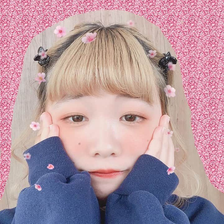 HONOKAのインスタグラム：「.〻  あ〜〜🥱この定期的な髪明るくしたくなる時期なんなんやろ🥱  明るくしたら暗くしたくなる、、 暗くしたら明るくしたくなる、、  髪染めたいとけど悩むな〜〜🥱 ないものねだりや🥱」