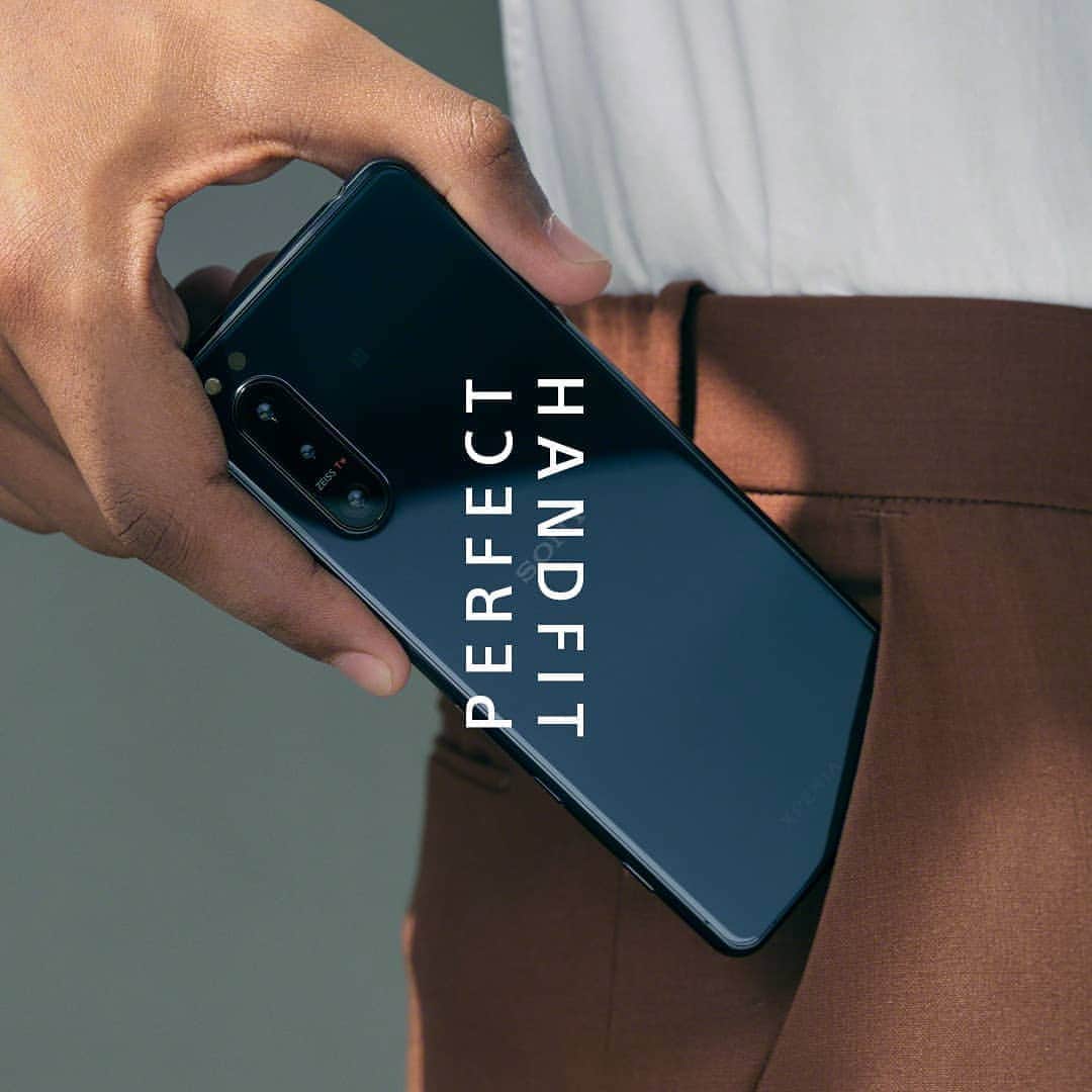 Sony Mobileさんのインスタグラム写真 - (Sony MobileInstagram)「Built on innovation, inspired by the everyday. Feel the weight of a perfect hand-fit with Xperia 5 II.  #Xperia5II #Xperia #Sony #SonyXperia #SmartphoneDesign #HandFit #Compact」11月5日 22時01分 - sonyxperia