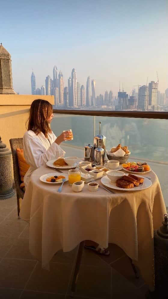 バーボラ・コディトヴァのインスタグラム：「Woke up like this 🥂 Tag someone you’d share this with! @fairmontthepalm @all_mea」