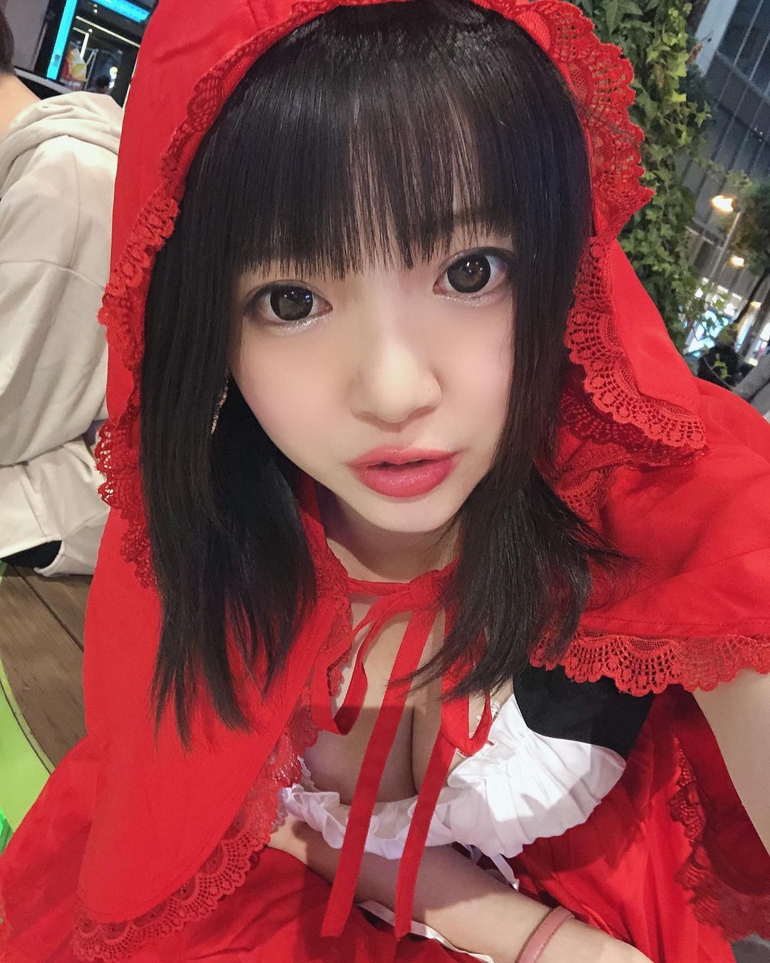 音羽莉夢のインスタグラム：「赤ずきんちゃん❤️  何気に初めて赤ずきんちゃんのコスプレした事に今気付いた😂笑✨  ハロウィン用に写メしてさっさと撤退したよ🎃🦇🕸  そして今頃載せる。笑笑  #童顔ロリ巨乳 #合法ロリ #ロリコンホイホイ #撮影会モデル #音羽莉夢 #アミックエンターテインメント  #グラドル自画撮り部 #グラドル #赤ずきんちゃんコスプレ」