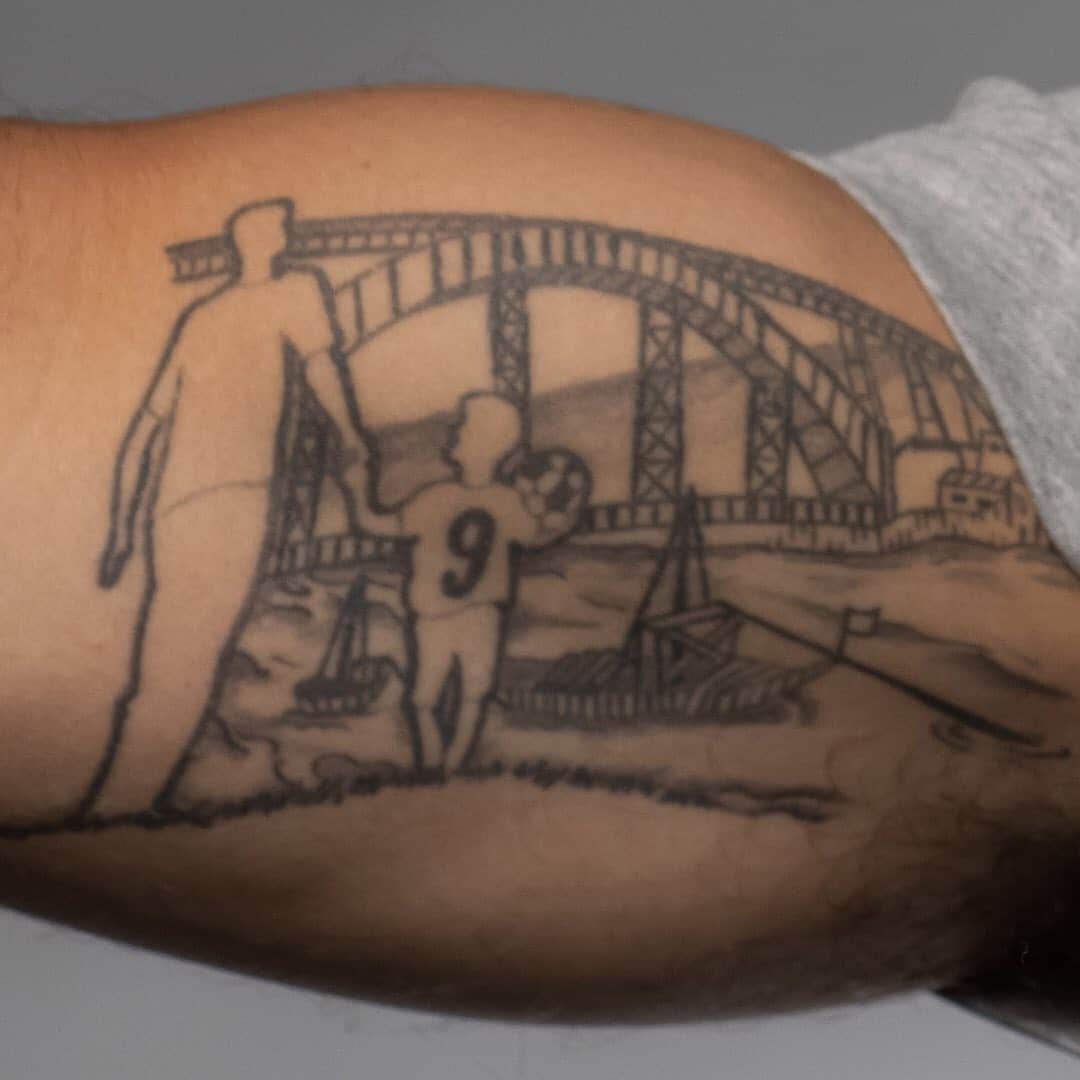 シャルケ04さんのインスタグラム写真 - (シャルケ04Instagram)「Guess who?! Welchem S04-Profi gehört dieser tätowierte Oberarm? 💪🏼🧐 . . Which S04 player has this tattoo on his upper arm? 💪🏼🧐 . . #S04 #Schalke #Königsblau #Knappen #Quiz #Bundesliga #Football #Futbol #Soccer #WirLebenDich #🔵⚪️」11月5日 22時17分 - s04