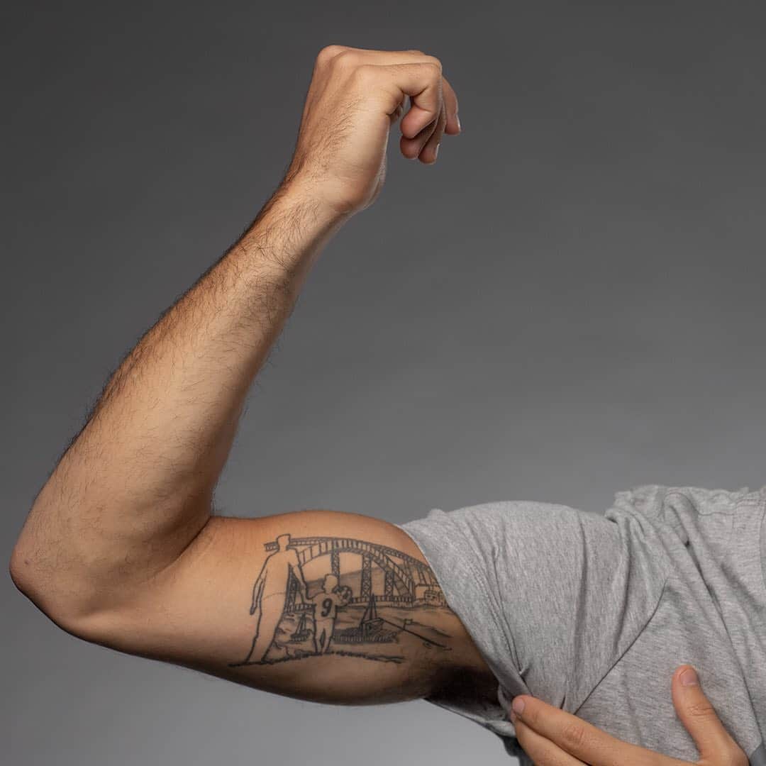 シャルケ04さんのインスタグラム写真 - (シャルケ04Instagram)「Guess who?! Welchem S04-Profi gehört dieser tätowierte Oberarm? 💪🏼🧐 . . Which S04 player has this tattoo on his upper arm? 💪🏼🧐 . . #S04 #Schalke #Königsblau #Knappen #Quiz #Bundesliga #Football #Futbol #Soccer #WirLebenDich #🔵⚪️」11月5日 22時17分 - s04