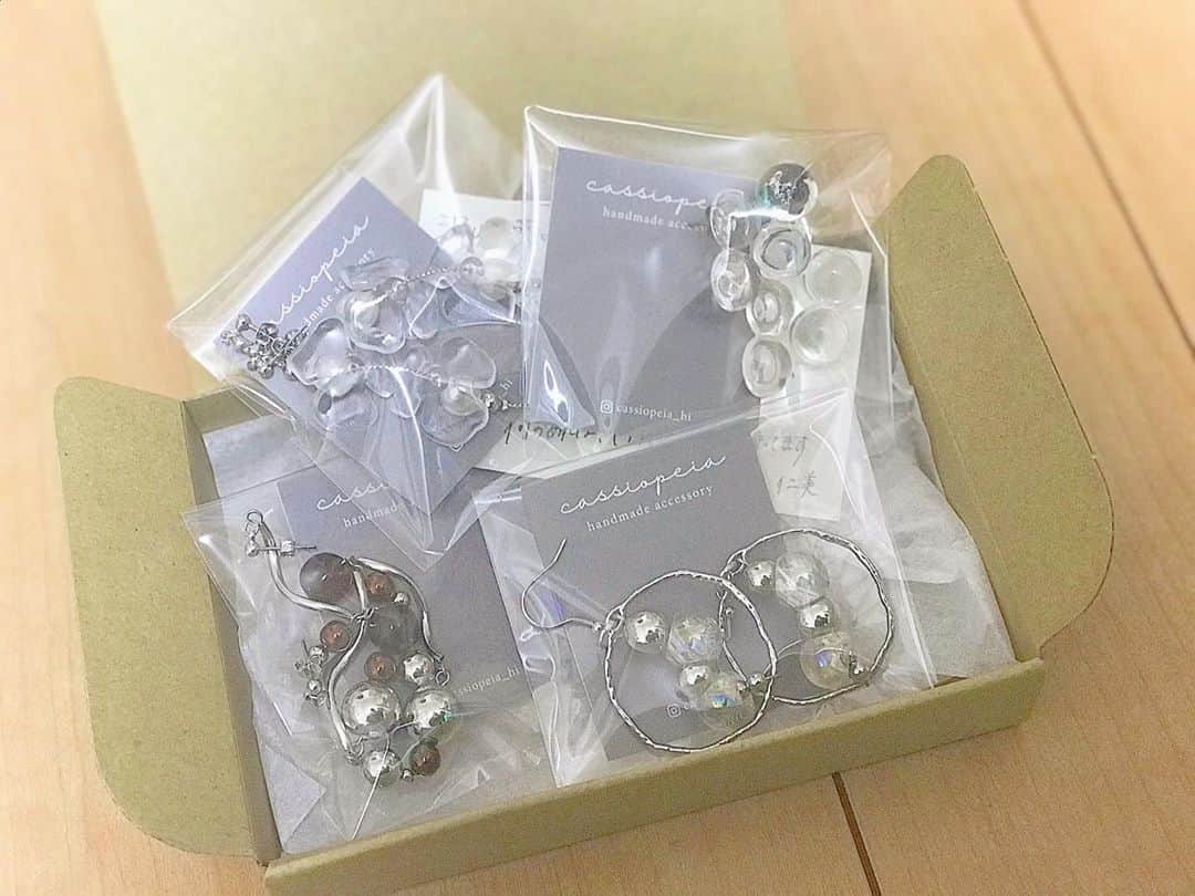 小野寺友香のインスタグラム：「＊ 仁美が作ったハンドメイドピアス達！ 届きました👏🏻👏🏻👏🏻とっても嬉しい😚  全部がめちゃくちゃにタイプで めちゃくちゃ可愛いの🥺❤ どれにしようか超悩んだ(笑) そしてまた購入するだろう🙋🏻‍♀️  ブランド名がcassiopeiaなのも🤝 意味も素敵すぎるし、東方神起の韓国ファンクラブ名なの🤭(こっちネタすぎ)  バレーを通してこうして繋がれる事に感激、感謝。 違う道だけど素直に自分のやりたい事をしてる仁美を尊敬します。 ありがとう😊 そしてまたお世話になると思います！笑  是非皆さんも見てみて下さい😘😘😘」