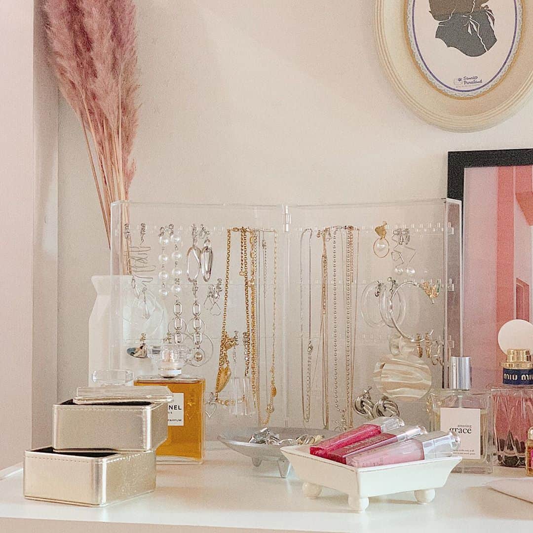 MEGのインスタグラム：「#megroom🔑  Accessorie box - @muji_global  ㅤㅤㅤㅤ いつもアクセサリーを真っ先にチェックする💍 韓国で買ったものイヤリング以外ほとんど300円🩰 ㅤㅤㅤㅤㅤㅤㅤㅤ #ラティス #アクセサリー #アクセサリー収納  #イヤリング #シルバー925 #収納ボックス  #ジュエリー  ㅤㅤㅤㅤ」