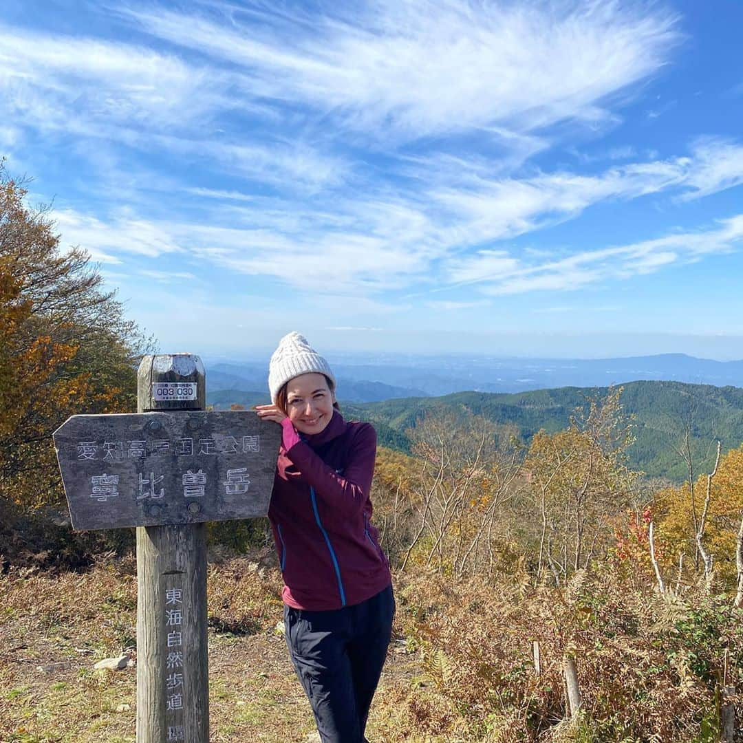 イレーネさんのインスタグラム写真 - (イレーネInstagram)「2020 平日登山部やっと初登り⛰ @rocca39_myao ちゃんありがとう😊 これ以上ない絶好の山日和でした 山頂からは南アルプスの山々、そして富士山もこんにちは！ . 夏にも訪れた寧比曽岳 紅葉シーズンも最高！ふかふか、さくさく、秋の絨毯は膝にも優しい... . 山はもちろんだけど、何よりわたしはR153を愛しております...。グリーンロード〜足助〜稲武あるいは奥三河へとドライブする時間が大好き。目的地と同じくらい道中が最高。今日は助手席でしたが、いつもずーっとドライブしていたくなっちゃうのですよね。 . 山の中は、ちょうど周辺で間伐作業をしていたからなのか、ヒノキの香りが本当に凄くて、もはや本物のヒノキ以上でディフューザーでも焚いているのかなってレベルで癒されました😂 . 寧比曽岳は名古屋からもアクセス良いし、手軽に行けるので本当におすすめ  #平日登山部 #寧比曽岳  #愛知県  #愛知の山  #豊田市  #奥三河  #ハイキング  #秋  #登山  #イレトリップ #地産地消」11月5日 22時10分 - irenedewald