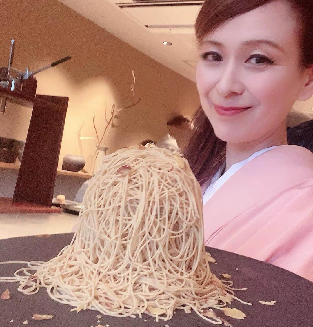里井真由美さんのインスタグラム写真 - (里井真由美Instagram)「#montblanc #chestnut #🇯🇵 京都の丹羽栗が11個分❗️ 「丹波栗モンブラン」でございます〜  🌰🚿元祖 和栗シャワーの和栗専門店「紗織 さをり 」のスペシャリテです！ @wagurisenmon.saori   サラッサラの丹波栗シャワー！ 繊細さと洗練されたスピード感があります。 モンブランの中はメレンゲと生クリーム 和栗クリームが軽やかで馴染み良いの〜♡  おいしくて、大きなモンブランもあっという間に完食しました。実はこのモンブランと、前述の「和栗と洋梨タルト」の2皿ペロリしています。笑笑   丹波栗モンブランは連日100食限定です  スタッフさんが いつも明るくて楽しくて和気あいあい♡ 最後に記念撮影ご一緒させて頂きました。おおきにです  #和栗専門店紗織 #和栗シャワー#丹波栗#京都 #モンブランの世界#栗#和栗#栗スイーツ#モンブラン#里井真由美#里井ワグリーナ真由美#ワグリーナ#ワグリーナ真由美#japan#mayumisatoi#アフタヌーンティー#零食#さといいね#스위트#ありが糖運動#まゆログ#甜食#着物#フードジャーナリスト里井真由美#kimono#kimonostyle」11月5日 22時11分 - mayumi.satoi
