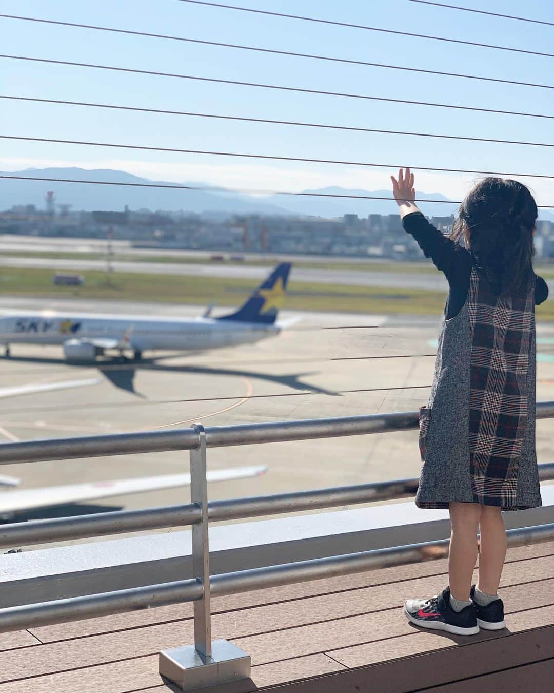 藤本奈月さんのインスタグラム写真 - (藤本奈月Instagram)「空港に遊びに行くって新しい👌 福岡空港内にあるビアガーデン、ソラガミエールにいってきました🙋🏻‍♀️ 久しぶりに月乃と2人きりの親子時間。 広々とした展望台デッキから、滑走路を離着陸する飛行機を見て大はしゃぎしてました。 ランチに月乃はロコモコ、私は海鮮丼。 店内もとっても広くて、ベビーカーでもゆったり出来るほど。 正面には、おっきなヴィジョンがあって スポーツ観戦も出来るそう😚 次は夕景見に来たいな☺️お誕生日パーティーとか特別な時の利用も良さそう😛 個人的にはここでファッションショーしたいロケーションだった🤨❤️ オープンスペースだから換気も抜群。 広すぎるくらい広いから、感染症対策しっかりすればちょっとしたイベントも出来そうと1人妄想しながら…😛❤️w  #ビアガーデン#福岡ビアガーデン#デート#デートスポット#デートにオススメ #soragamiair#soragamiair_pr#福岡グルメ#福岡旅行#福岡空港#福岡空港ビアマルシェ#ビール#天ぷら#タコス#ステーキ#コース料理#飲み放題#ソラガミエール」11月5日 22時14分 - natsuki_n2k