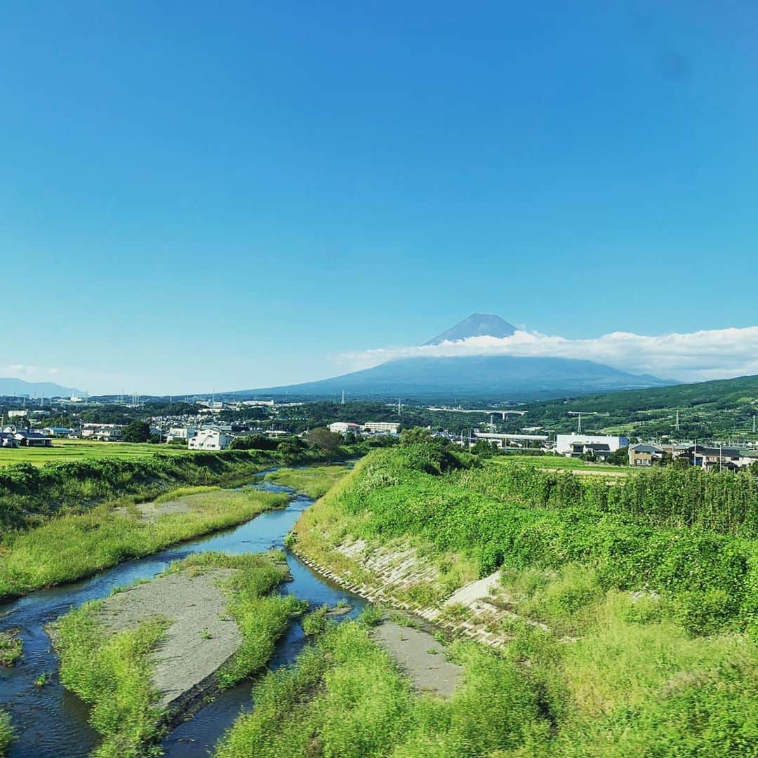 njun tamahkiのインスタグラム：「Mt Fuji  新幹線の車窓から　うまく川が入った！　#fuji」