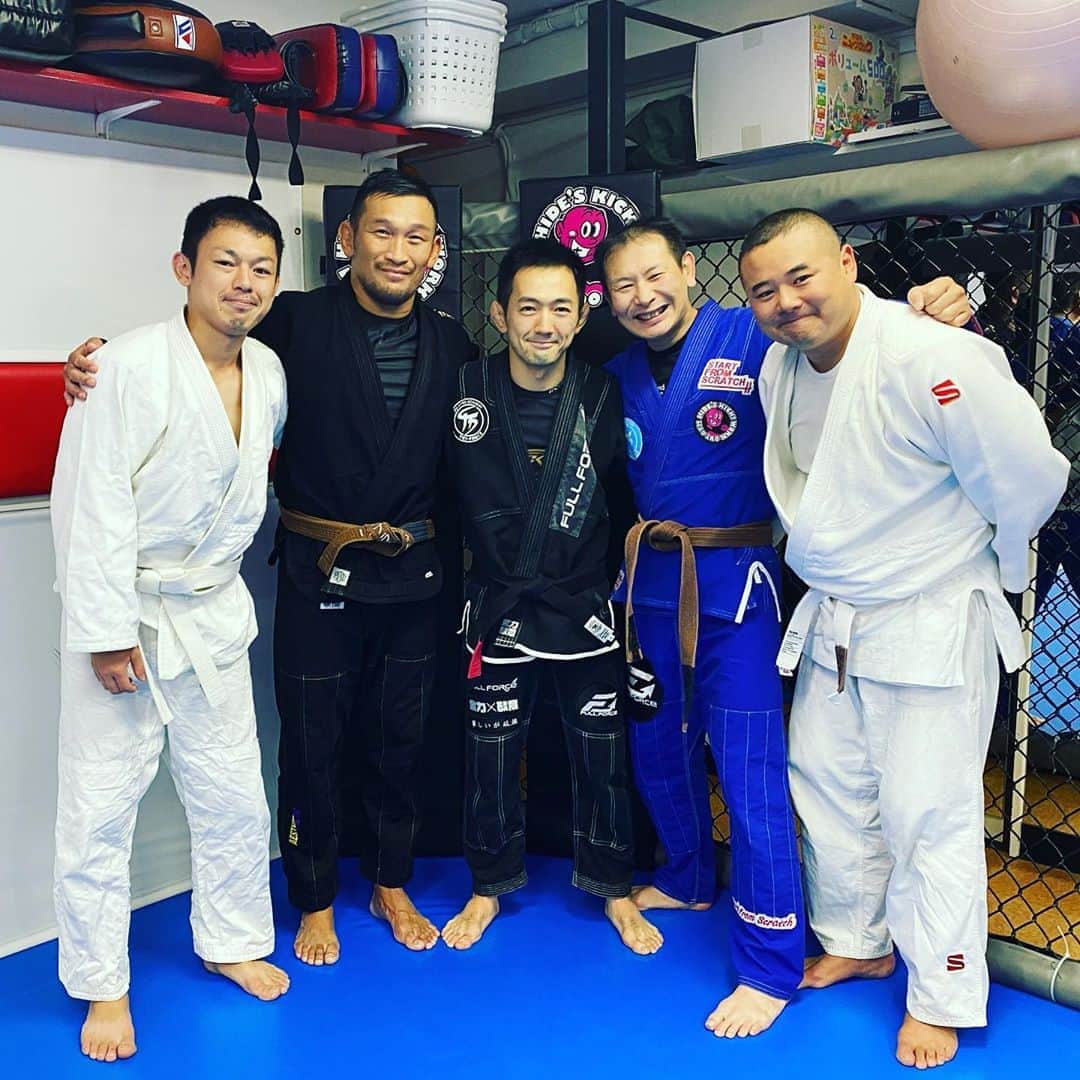 ストラッサー起一のインスタグラム：「佐藤さんクラスめちゃくちゃ勉強になり行ってホンマに良かった✨ そして佐藤さん黒帯昇格おめでとうございます㊗️ 本日はありがとうございました😊  #ヒデズキック #柔術」