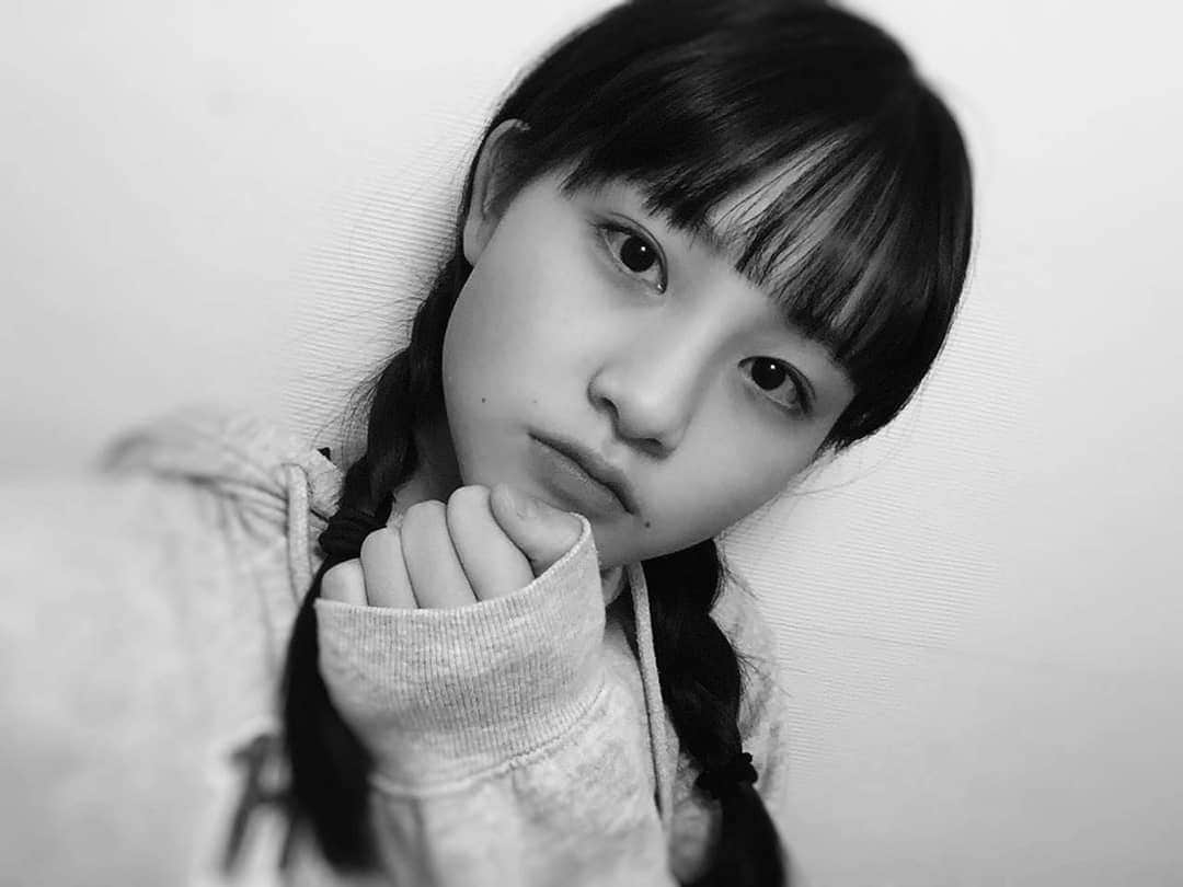 丸本凛のインスタグラム：「テニス中何も無いところで転びました、、。笑 #みつあみ#モノクロ#中3#instagood#photooftheday#テニス#셀피」