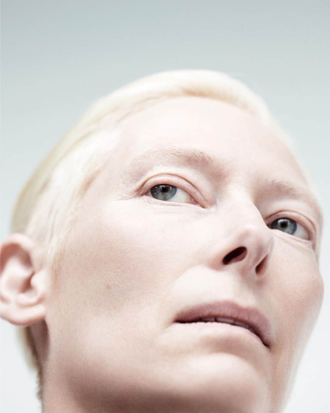 AnOther Magazineさんのインスタグラム写真 - (AnOther MagazineInstagram)「Happy Birthday to the icon that is Tilda Swinton ✨ ⁠⠀ ⁠⠀ Swipe across to see the legendary actor in head-to-toe @commedesgarcons ➡️⁠⠀ ⁠⠀ Photography by @willyvanderperre⁠⠀ Styling by #OlivierRizzo⁠⠀ Hair by @anthonyturnerhair⁠⠀ Make-up by @peterphilipsmakeup⁠⠀ ⁠⠀ Taken from AnOther Magazine Autumn/Winter 2018⁠」11月5日 22時17分 - anothermagazine