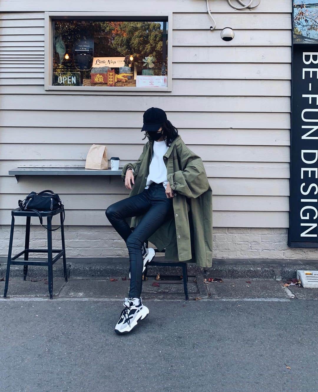 のインスタグラム：「Style:) keep it simple…😎 . military×WHT . 昨日は最近お決まりコースの 公園へ🚶‍♀️🚶‍♀️ 紅葉が綺麗だったー🍁🍂 . わたしが思ってる事… Soweluに話してスッキリ😀👍 たまに人に打ち明けるっていいね😊 Soweluたくさん笑わせてくれて ありがとう😇🖤🤍 . 最近お仕事も楽しくて わたしももっとがんばろって 思わせてくれる仲間に本当に感謝🙏 . 明日も楽しみ🙋🏻‍♀️ . お疲れさまでしたーーっ☕️♫ . 📸　@sowelu_ 💚 何故かmovie撮られてた😀 そして笑ってます。 そーゆーところ好きよ😀 . #RULAHコーデ#RULAH_official#カジュアル#カジュアルコーデ#ミリタリーコート#スウェット#スニーカーコーデ#keepsmile#keepvibes#ありがとう#す」