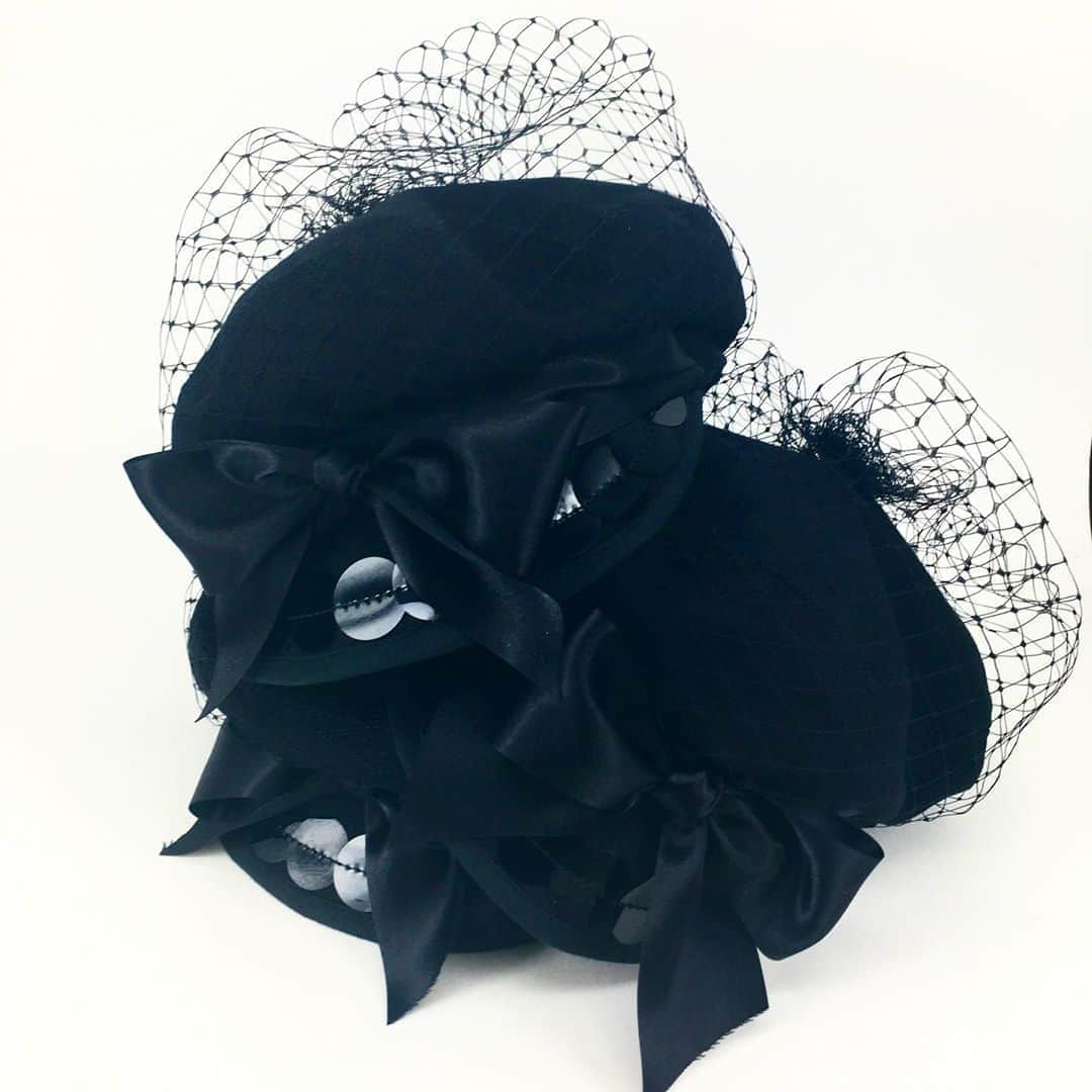 バーンストックスピアーズさんのインスタグラム写真 - (バーンストックスピアーズInstagram)「Ooooo love these sequinned peaked caps with veil and satin bow. #dressy」11月5日 22時19分 - bernstockspeirs
