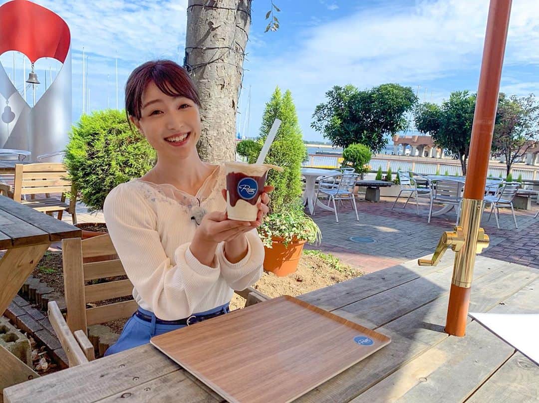 のインスタグラム：「◌𓈒𖡼﻿ 🖥静岡朝日テレビ『とびっきり！しずおか』 🕑2020.11.06 (金) 16:37〜 ┈┈┈┈┈┈┈┈┈┈┈┈┈┈┈┈┈┈┈┈┈ 番組内でエスパルスドリームプラザの 紹介が放送されます🎡⭐️ ㅤㅤ 今回は クリームチーズサンド専門店 『ルソマサンドカフェ』 ㅤㅤ フルーツサンドが大人気ですが ランチやシェイクもおすすめなんだそう👩‍🍳❣️ ㅤㅤ バナナシェイクは バナナがお花のように トッピングされていて華やか✨ (この日はバナナが柔らかかったけど いつもはシャキッとしているそうです◎) ㅤㅤ バナナの香りと甘さをしっかり感じつつ シェイクだからスッキリ飲める♡ チョコソースも入ってるから混ぜたら味変も💡 おいしかった〜😋 ㅤㅤ ぜひチェックしてみて下さいね🙋‍♀️ ㅤㅤ ┈┈┈┈┈┈┈┈┈┈┈┈┈┈┈┈┈┈┈┈┈ #エスパルスドリームプラザ #ドリプラ #静岡観光 #静岡カフェ #静岡グルメ #静岡ランチ #静岡旅行 #清水 #シェイク #フルーツサンド #クリームチーズサンド」