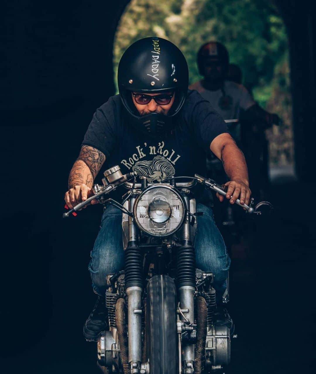 epidemic_motorsさんのインスタグラム写真 - (epidemic_motorsInstagram)「Dopo il tunnel c'è il sole. @gros  #canonitaliaspa #dmdhelmet #liveforthestory #custommotorcycle #caferacer #epidemic_motors #epidemicmotors」11月5日 22時20分 - epidemic_motors