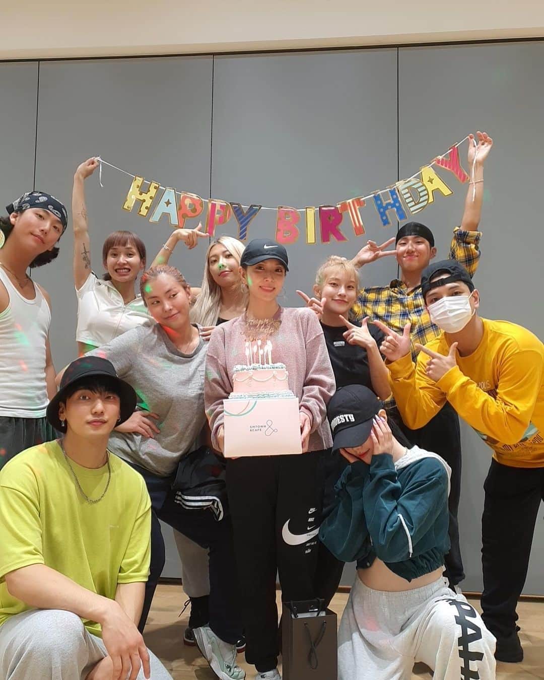 BoAのインスタグラム：「오늘은 나도 행복하고, 너네들도 행복했을 날!! 기다려줘서 고맙고~ 좋은 음악으로 보답할게💛 울 댄서들 축하해줘서 고마워~~👍」