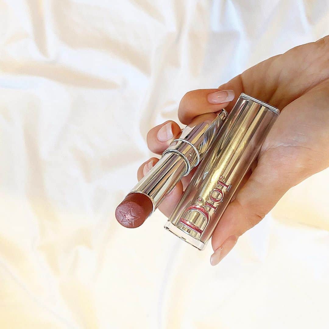 のインスタグラム：「昨日ストーリーに載せた最近買ったコスメ Diorのアディクトステラー620番❤️ これはお気に入り😻可愛い色味で ラメの光沢感とピンクベージュ？感がかわいい  #コスメ購入品 #dior#diormakeup」