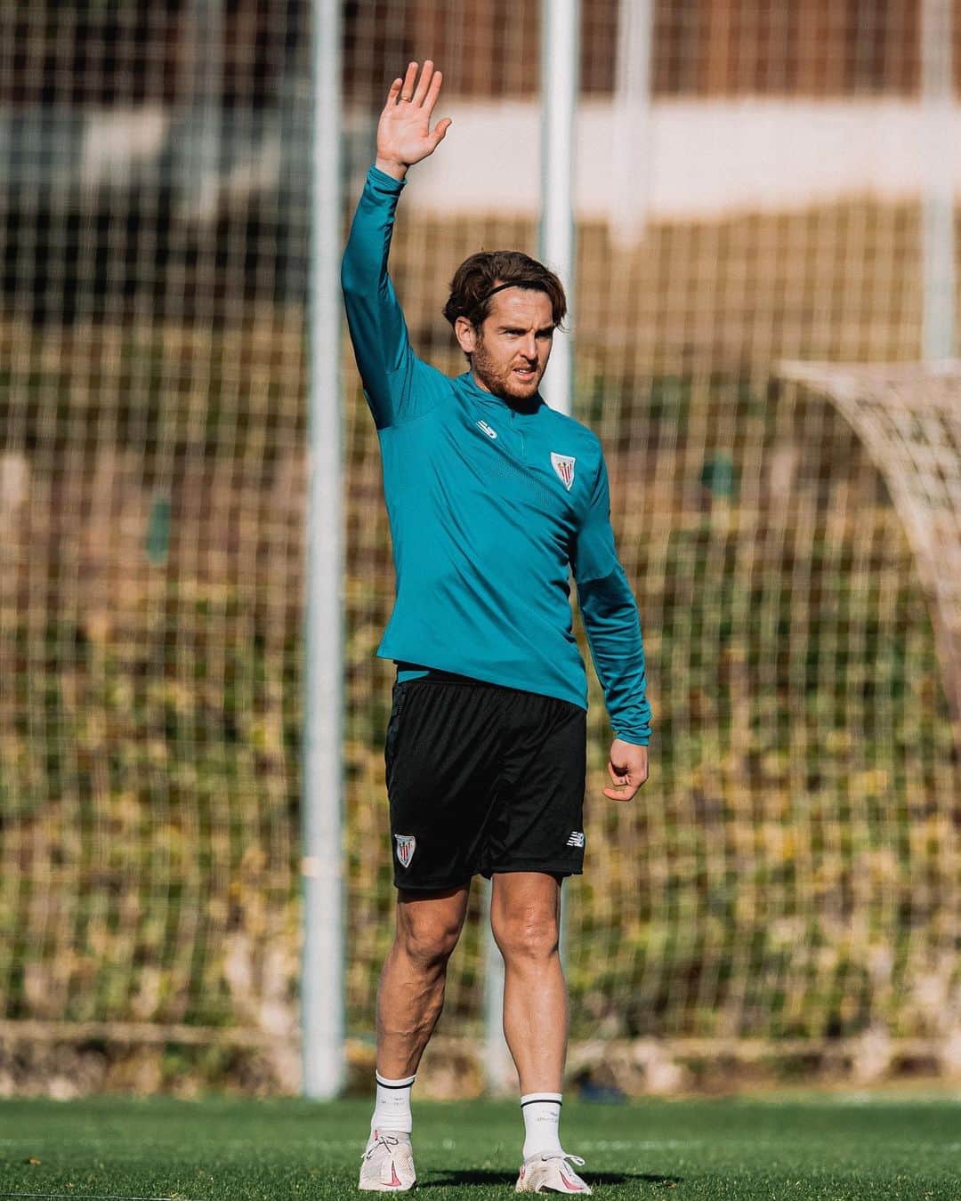 イバイ・ゴメスのインスタグラム：「Aquí uno con MUCHAS ganas de volver a poder estar disponible 🙋🏼‍♂️ Mientras tanto, a apretar compartiendo parte de los entrenamientos con el equipo y animando desde fuera en los partidos. Una semana más, una semana menos💪🏼 ¿Será la última? 🤞🏼🙏🏻 Aupa @athleticclub ! 🦁🔴⚪️」