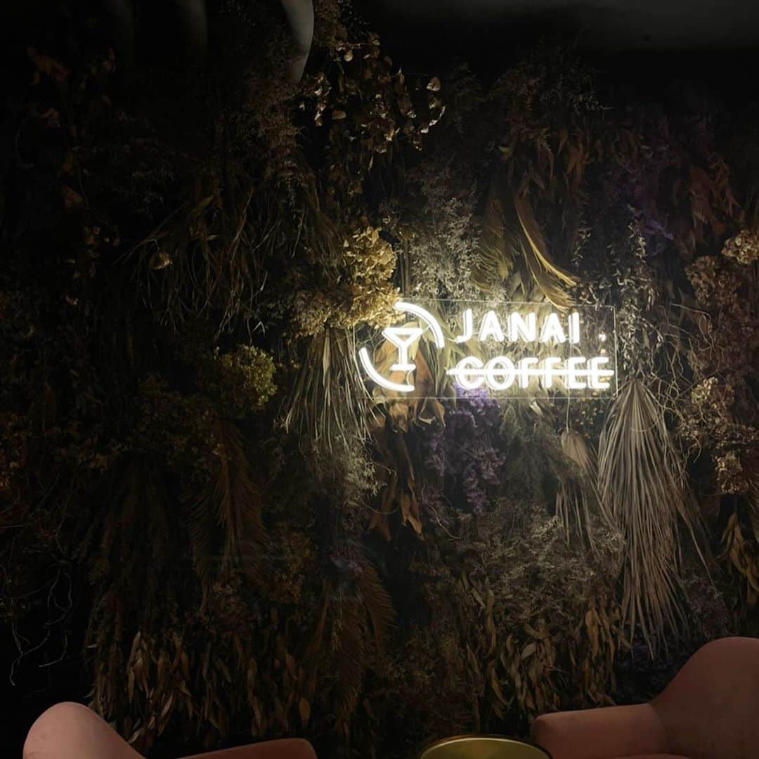 渡辺梨夏子さんのインスタグラム写真 - (渡辺梨夏子Instagram)「噂のcafe?で過ごした夜🌝✨  #cafe#coffee #bar#janaicoffee   お洒落なコーヒースタンドかと思ったら、秘密を知らなきゃ入れない空間が、扉を開けたその先に。コーヒーを使ったカクテルも新鮮で美味しい！（コーヒー×レモンサワーやジン、ラム、ウイスキーとの組み合わせも美味しかったけど、ショートカクテルが個人的な一押し）帰り際にはホットコーヒーをテイクアウトして☕️💯」11月5日 22時22分 - riiiico462