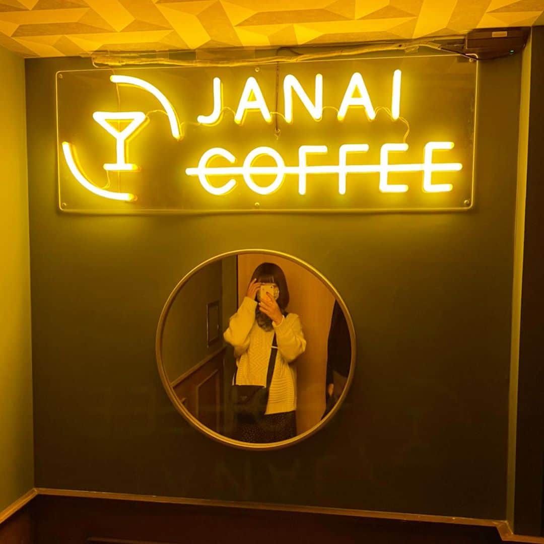 渡辺梨夏子さんのインスタグラム写真 - (渡辺梨夏子Instagram)「噂のcafe?で過ごした夜🌝✨  #cafe#coffee #bar#janaicoffee   お洒落なコーヒースタンドかと思ったら、秘密を知らなきゃ入れない空間が、扉を開けたその先に。コーヒーを使ったカクテルも新鮮で美味しい！（コーヒー×レモンサワーやジン、ラム、ウイスキーとの組み合わせも美味しかったけど、ショートカクテルが個人的な一押し）帰り際にはホットコーヒーをテイクアウトして☕️💯」11月5日 22時22分 - riiiico462