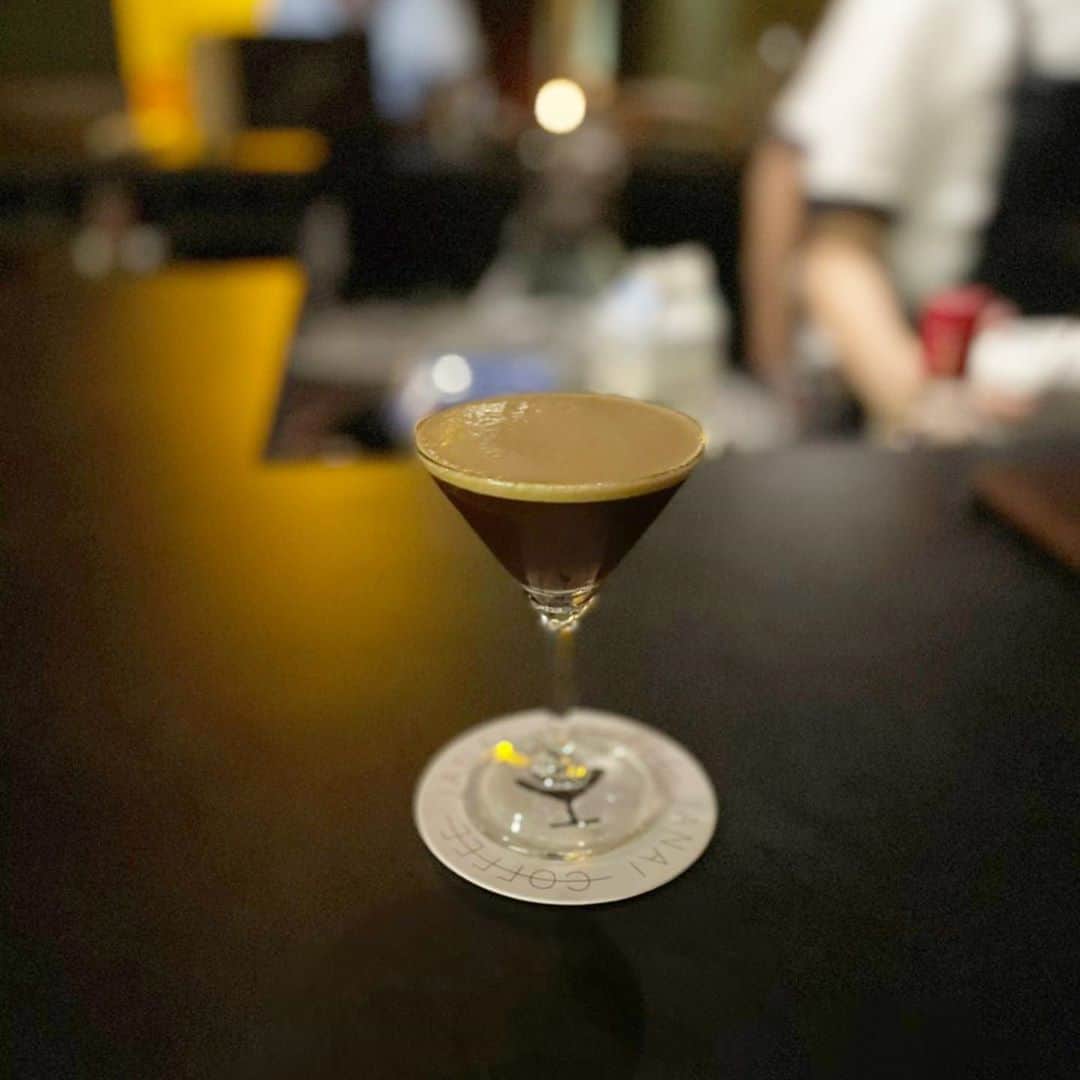 渡辺梨夏子のインスタグラム：「噂のcafe?で過ごした夜🌝✨  #cafe#coffee #bar#janaicoffee   お洒落なコーヒースタンドかと思ったら、秘密を知らなきゃ入れない空間が、扉を開けたその先に。コーヒーを使ったカクテルも新鮮で美味しい！（コーヒー×レモンサワーやジン、ラム、ウイスキーとの組み合わせも美味しかったけど、ショートカクテルが個人的な一押し）帰り際にはホットコーヒーをテイクアウトして☕️💯」