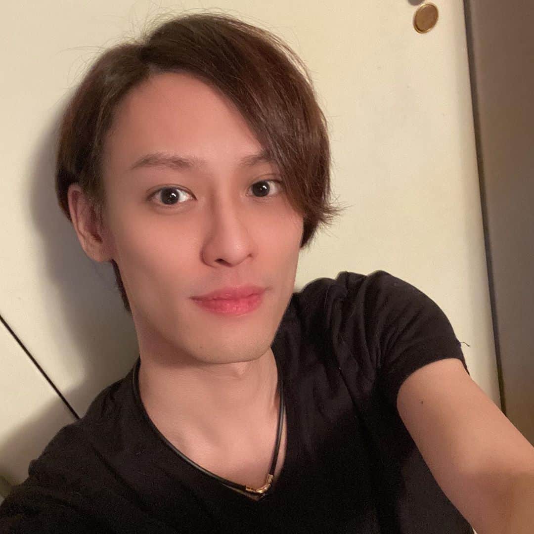 戸谷公人のインスタグラム：「久しぶりにインスタww サッパリ😌  #次はシルバーアッシュやってみよかな？ #ハニーも美容院連れてこ」