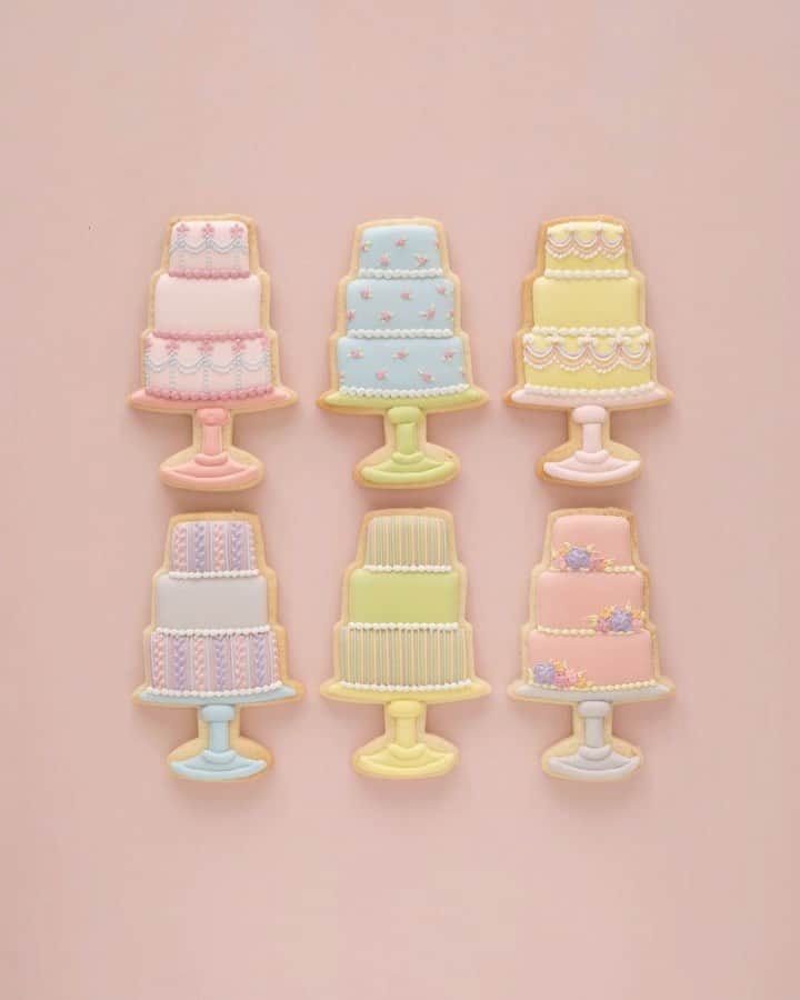 KUNIKAのインスタグラム：「Swinging celebrate cake cookies🎂🎶﻿ ﻿ ロンドンに来てはや1週間、そしてロックダウン🤗です。﻿ お菓子づくりの道具、はやく届かないかな〜🪐﻿ ﻿ #artofkunika」