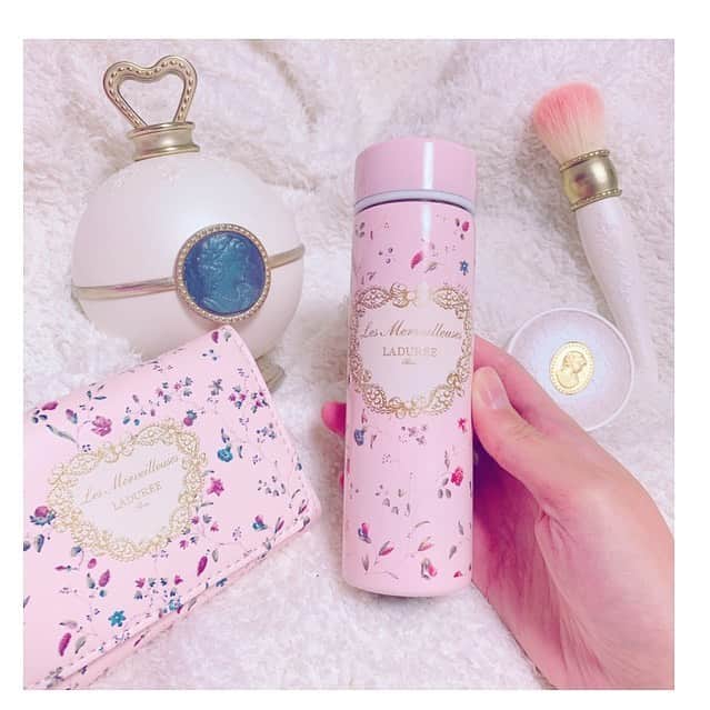 美蘭レンナのインスタグラム：「. . . ラデュレのミニ財布&ステンレスボトル💕 可愛いすぎるぅぅ🐰✨💕💕 . . これなーんとっ‼︎ 雑誌『GLOW』12月号の付録です☺️☺️☺️ . . 早速今日から使ってみたら どっちもしっかりしてて 使いやすいです👛😙✨ . . ミニお財布はミニバッグ用に😘✨ ステンレスボトルは少し小さめだけど どんなカバンにも入るし 温冷保温タイプで👍✨ . . . ラデュレ大好きだから持ってるだけで 幸せです❤️❤️❤️ . . . #ラデュレ #ラデュレコスメ #glow #雑誌 #雑誌付録 #可愛い  #パステルカラー#ラッキーカラー#ピンク #下のもふもふはジェラピケのパジマだよ #instagood#instagram#ladulee#cosme #pink#cute」