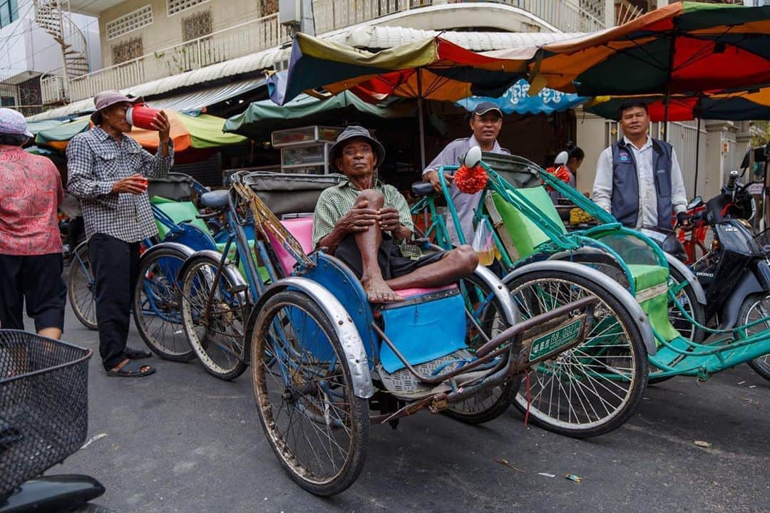 Shunsuke Miyatakeのインスタグラム：「While people waiting for the votes in 🇺🇸, cyclo crew waiting for customers in 🇰🇭」