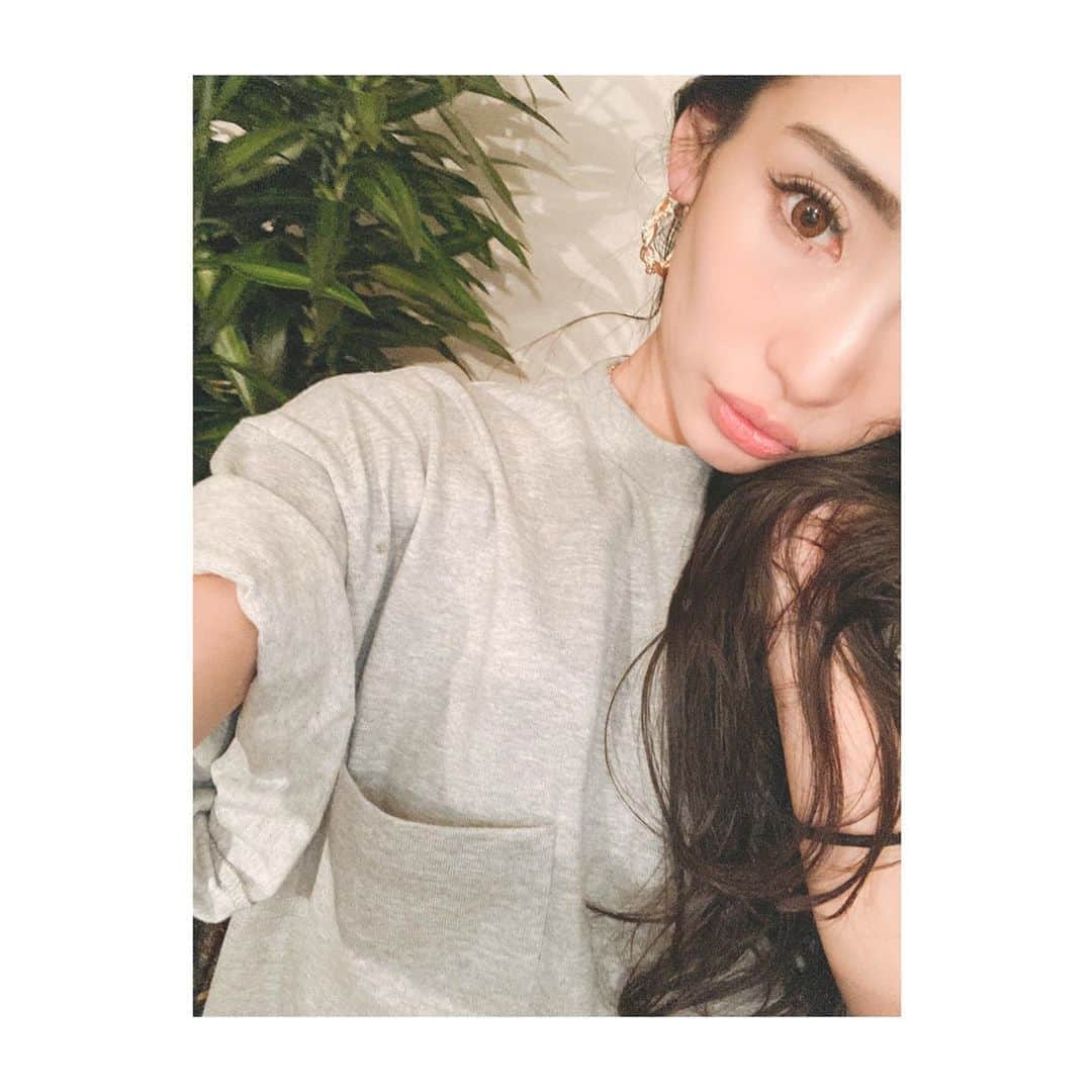 串戸ユリアのインスタグラム：「@wearpine   世界で一番かわいいTシャツ。 世界で一番いいスウェット。  #wearpine   @balletbybacklash のファーが似合いすぎる。 でも写真よく撮れなすぎて やめた。笑  ストーリーにだけのせよ」