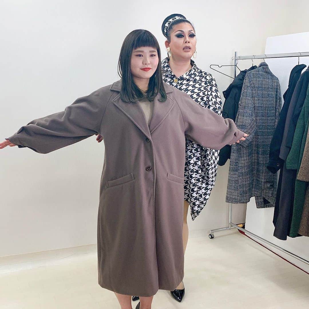 GOLDJAPANさんのインスタグラム写真 - (GOLDJAPANInstagram)「インスタライブご覧頂き﻿ ありがとうございました❣️﻿ ﻿ あざと可愛い💕﻿ 太ももお尻がカバーできる﻿ 下半身ぽっちゃりさんの着痩せライブ👗✨﻿ ﻿ チュールスカートのサロペットは﻿ 可愛い！カラバリ欲しい！﻿ と嬉しいコメントも沢山きてました🥰﻿ ﻿ ﻿ しゃべくりJAPAN では﻿ ハロウィンコスプレの結果発表💖﻿ ﻿ 投稿応募してくださった方﻿ ありがとうございます🙇‍♀  見逃した方はIGTVでご覧ください⭐️ ﻿ ﻿ ﻿ #インスタ﻿ #インスタライブ﻿ #Instagram﻿ #ライブ﻿ #ぽっちゃり﻿ #ぽっちゃり女子﻿ #ぽっちゃりコーデ﻿ #ぽっちゃりモデル﻿ #ぽっちゃりファッション﻿ #大きいサイズ﻿ #大きいサイズレディース ﻿ #大きいサイズのお洒落﻿ #ゴールドジャパン﻿ #goldjapan﻿ #3L#4L#5L﻿ #ぽちゃてぃぶ﻿ #20代コーデ﻿ #30代コーデ﻿ #40代コーデ﻿ #50代コーデ #下半身ぽっちゃり #冬コーデ #冬服 #ハロウィン #コスプレ #ゴールドジャパンコスプレ  #結果発表」11月5日 22時32分 - gold_japan