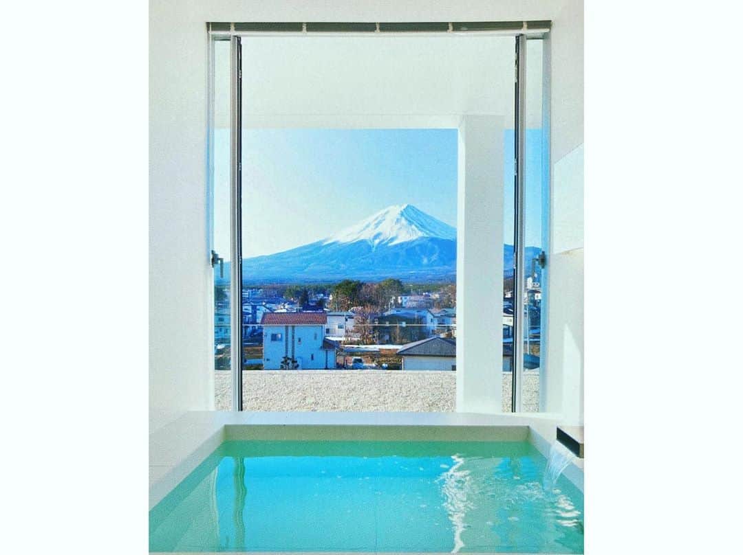 アンミカさんのインスタグラム写真 - (アンミカInstagram)「先日の【夫婦で月一国内旅行　河口湖紅葉狩り🍁】での宿泊先は、  今年OPENしたばかりの、富士山を正面にのぞむ🏔シンプルモダンなコンドミニアム【THE GARDEN】　@the_garden_mt_fuji   建築家　小川晋一氏デザインの白を基調にしたお部屋は、全室で富士から山頂まで、贅沢な眺望を楽しみ、過ごすことができます🏔✨  3階に一室だけある110㎡の【ザ・スイート】はは、広いリビングと、富士山を見ながら楽しめる浴槽、調理器具が全て揃った台所、ダブルベット2台を備えていて、値段が手頃で驚きました😵💦  晴れの日に、お友達たちとBBQに、大家族でゆったりと、冬の澄んだ空気に映える富士山を長めに🏔是非過ごしてほしい〜♫  #6枚目のように宿が用意してくれるBBQを楽しんだりケイタリングもオーダーできるよう！ #コンドミニアムなのでホテルではないためレストランは入ってないです #旦那様とチーズやクラッカーやフルーツとワインを堪能しましたよ❣️ #1階と2階にも部屋があるため祖父母から孫まで3世代での滞在も叶います！ #二枚目は美しい廊下の景色❣️ @theodoremillertokyo @the_garden_mt_fuji」11月5日 22時33分 - ahnmikaofficial