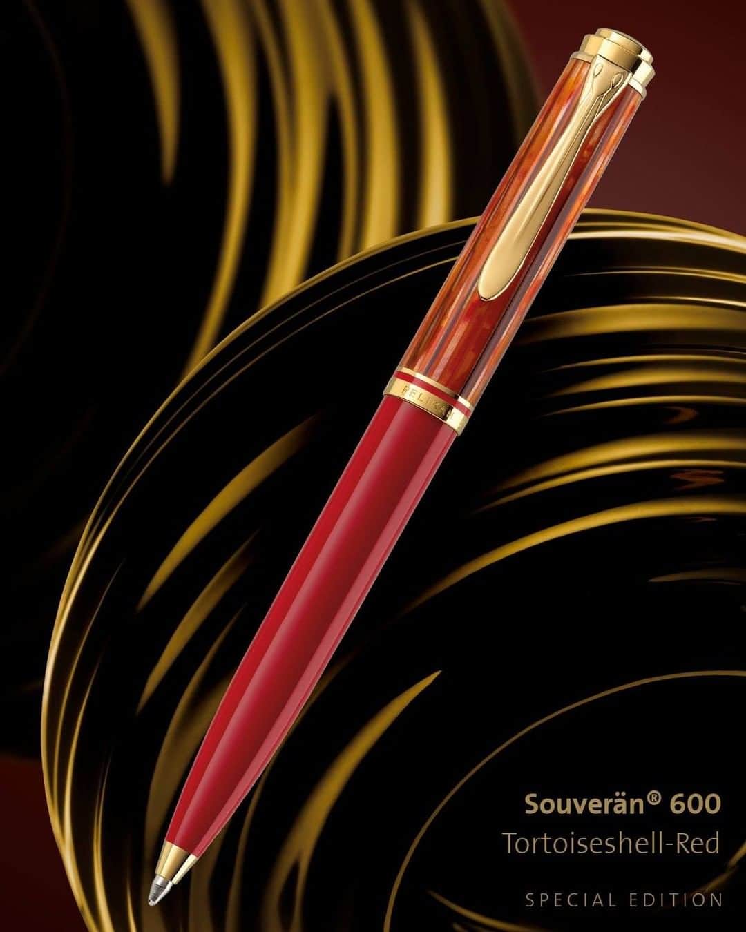 ペリカンさんのインスタグラム写真 - (ペリカンInstagram)「The gift season is just around the corner and we already have the perferct gift for your beloves ones or for yourself! Our latest special edition Souverän 600 Tortoiseshell-Red. :) The extraordinary color variation is reminiscent of a beautiful sunset and encourages us to stroll down memory lane. The barrel is slightly transparent and shimmers in a light brown and orange. The cap and all other parts of the casing are featured in a warm red, which is one reason for the fascinating bright appearance of the writing instrument.  In addition to the piston fountain pen there will be also a ballpoint pen with twist mechanism available. The special edition Souverän 600 Tortoiseshell-Red will be available as of December 2020.」11月5日 22時42分 - pelikan_passion